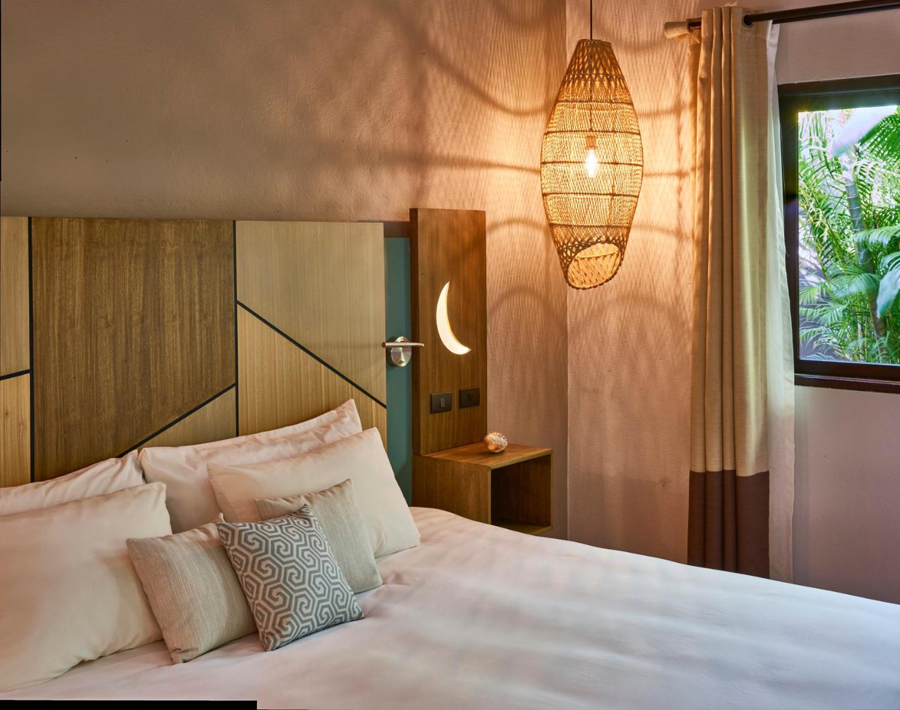 Deluxe room 2 Queens bed - Photo 4