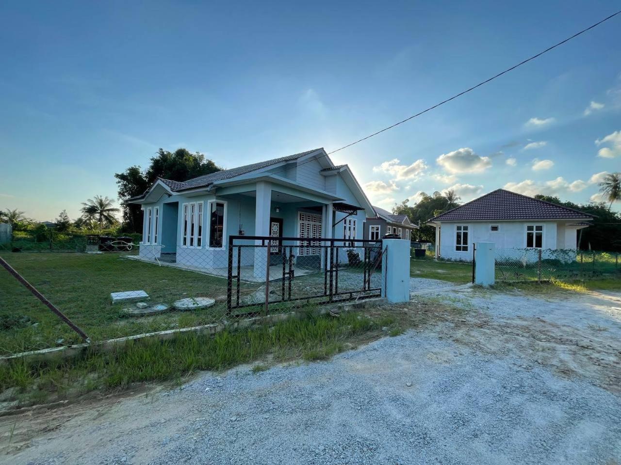 Three-Bedroom House photo 3
