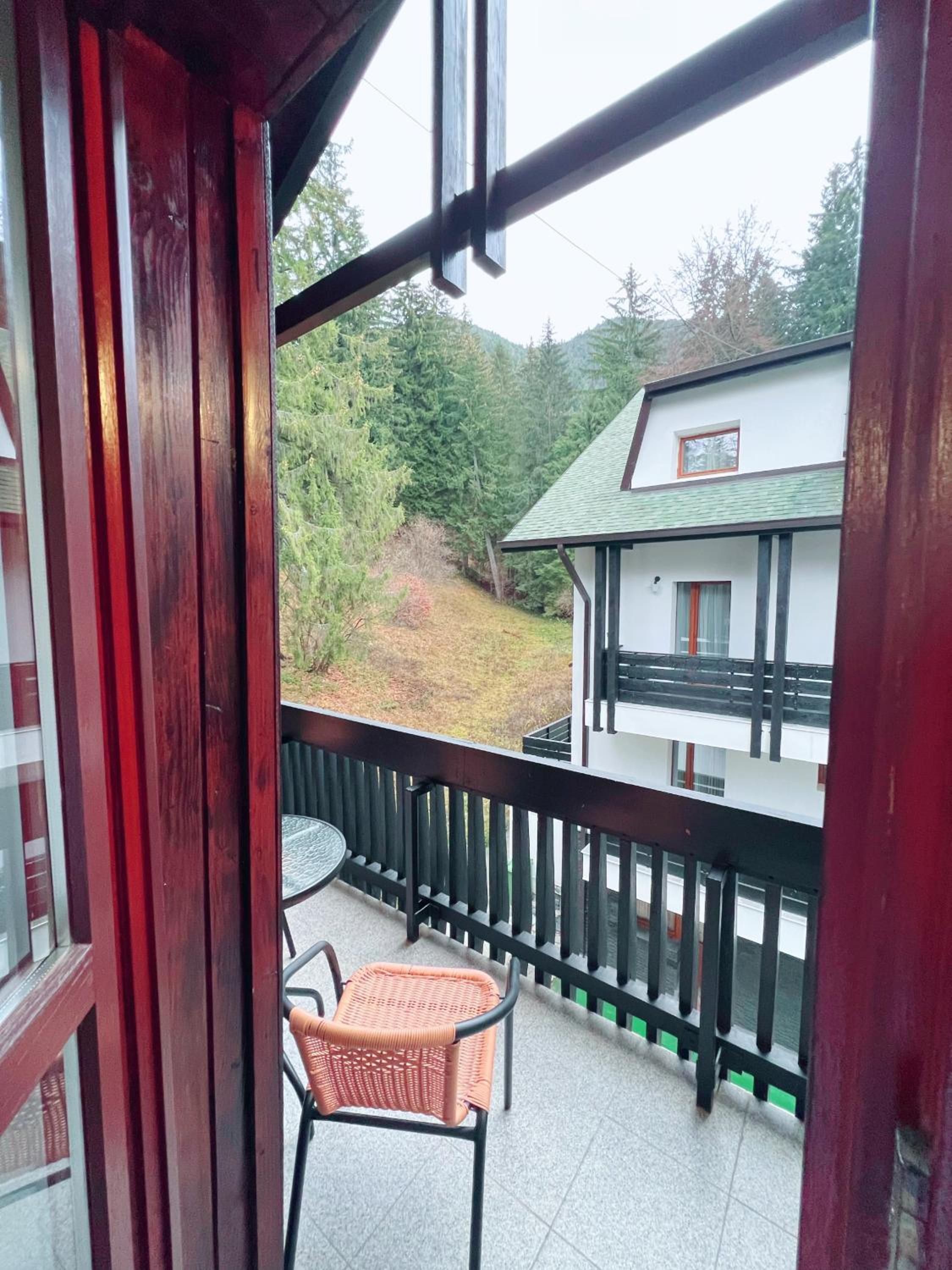 Apartment with Balcony - Photo 9