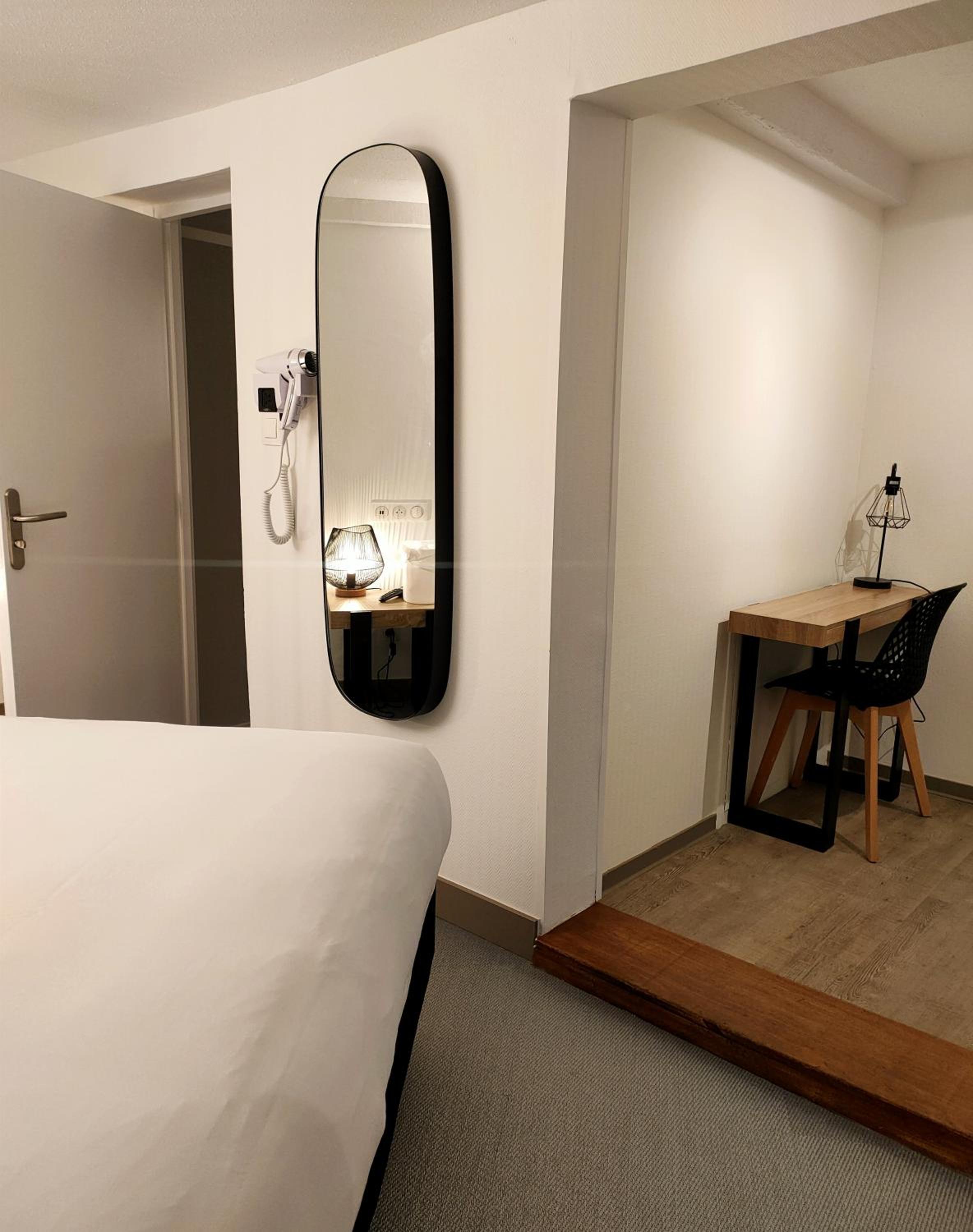 Standard Double Room - Photo 21