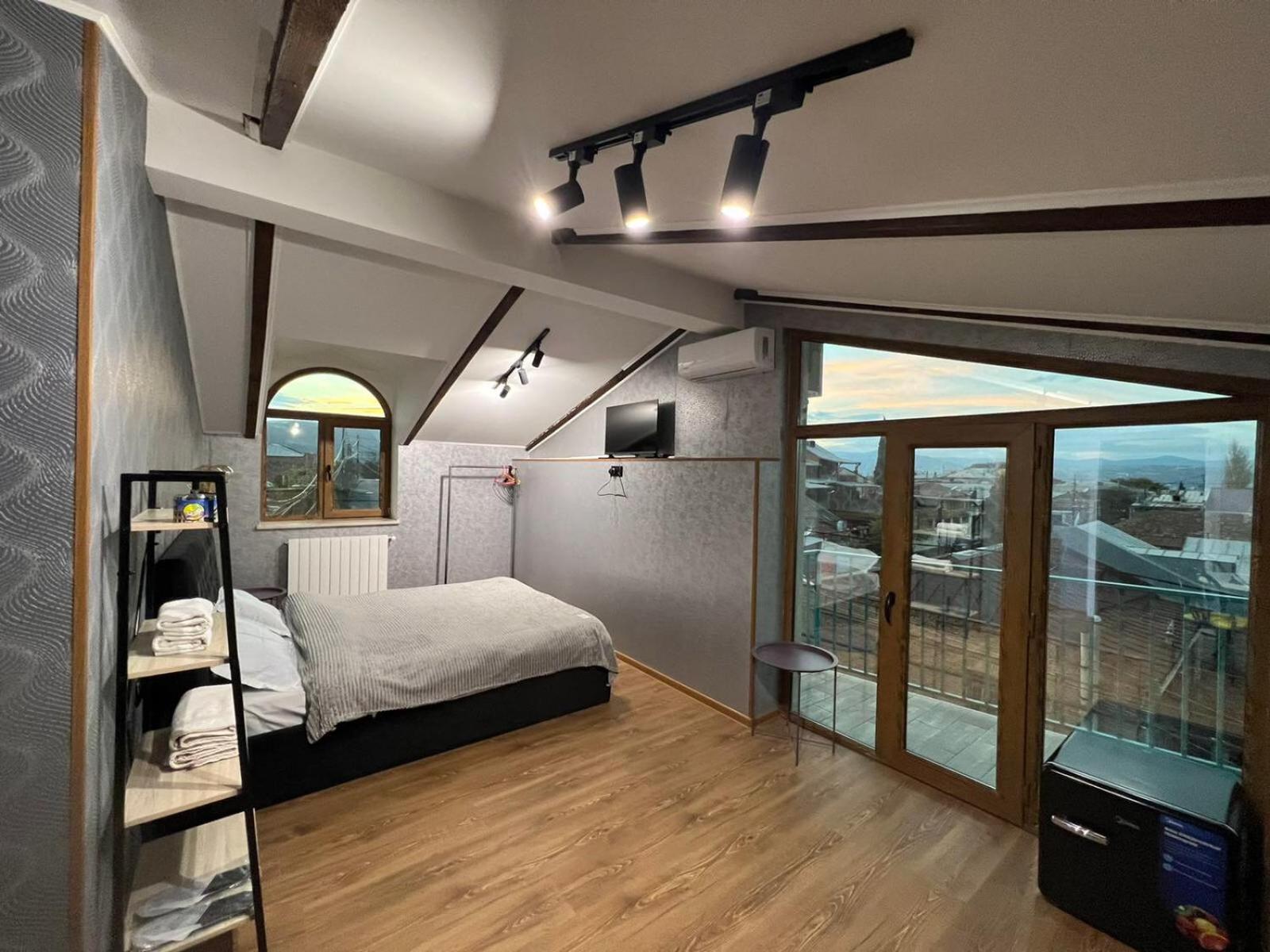 Studio with Balcony - Photo 8