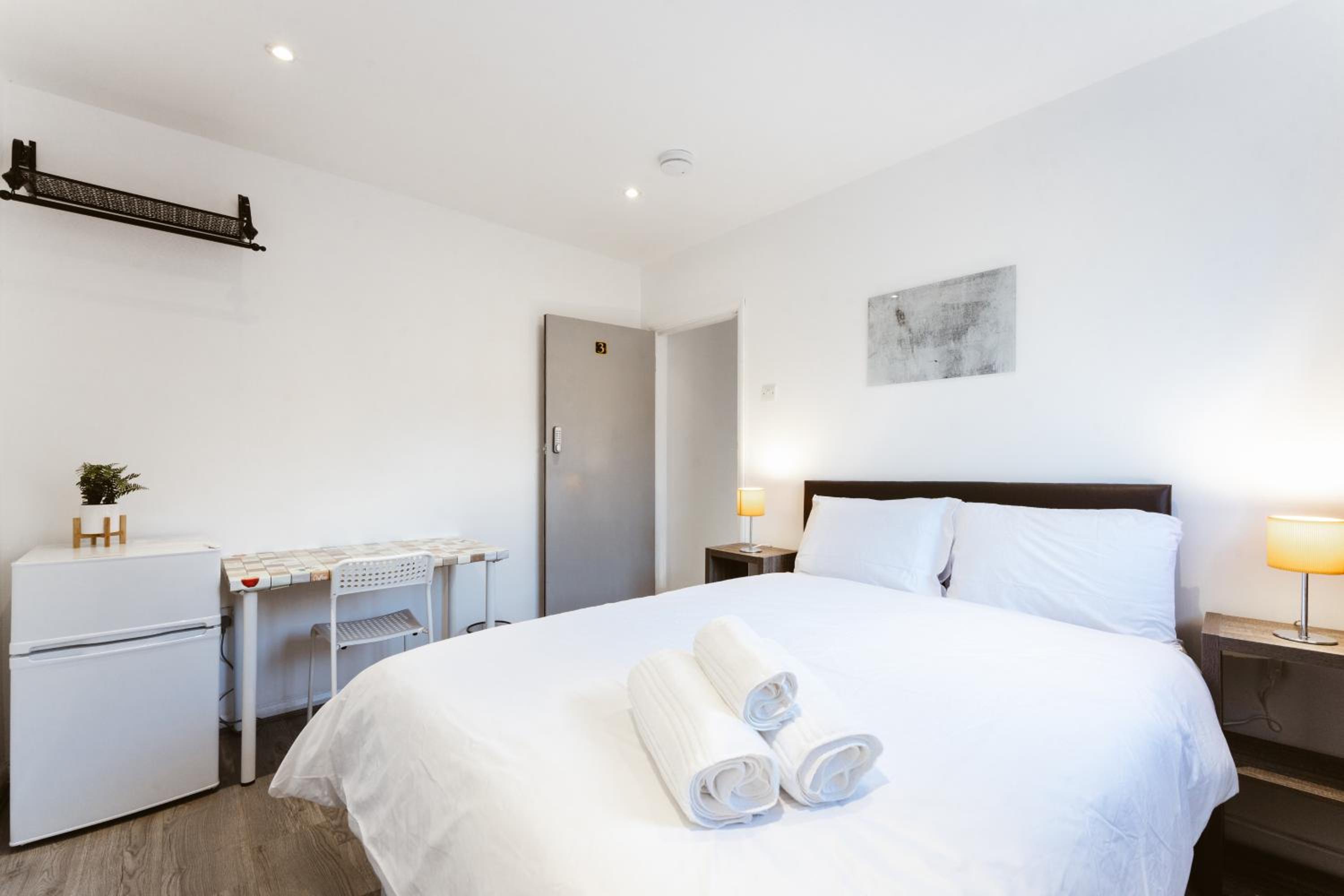 Double Room with Shared Bathroom photo 3