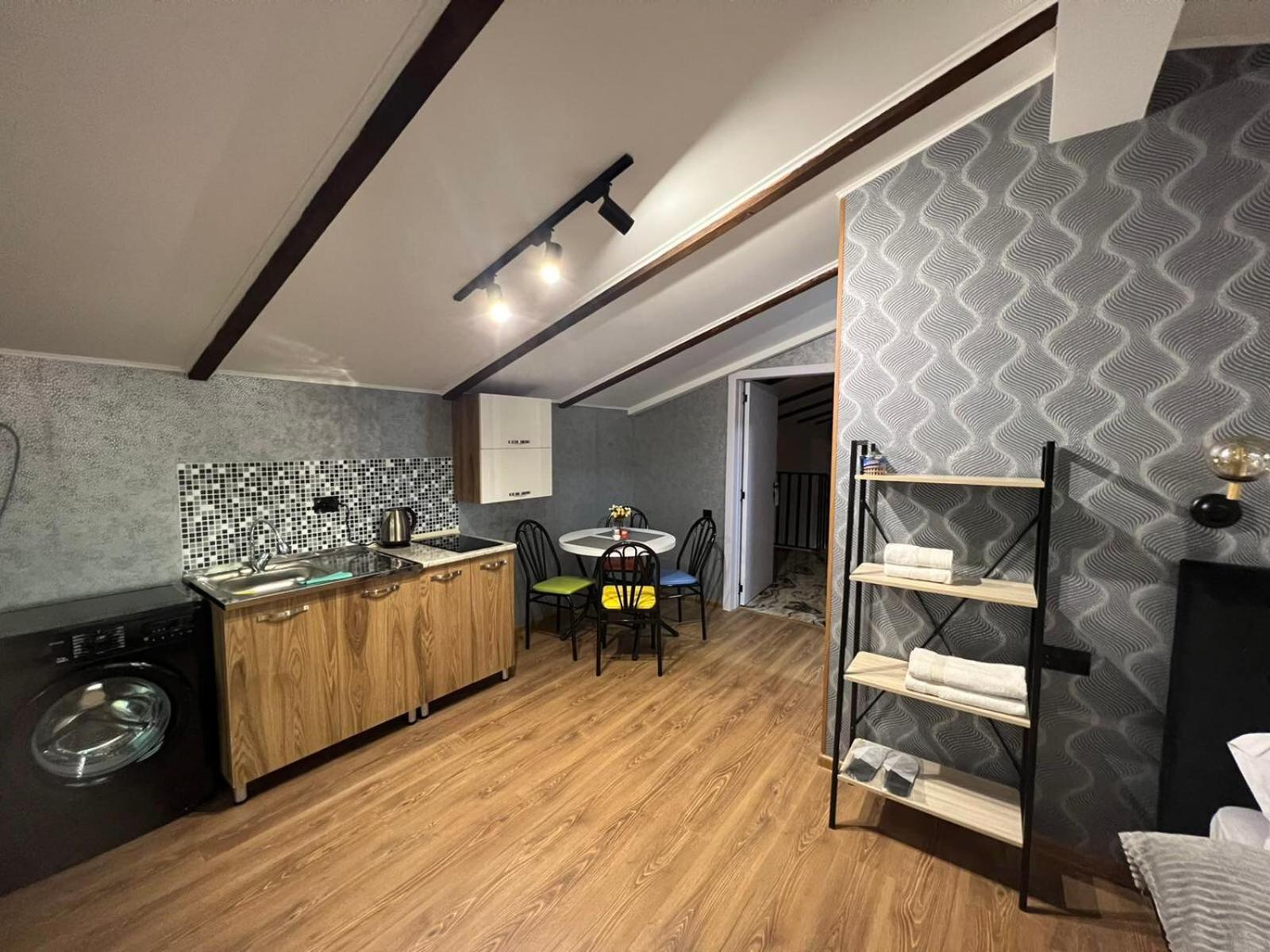 Studio with Balcony - Photo 10