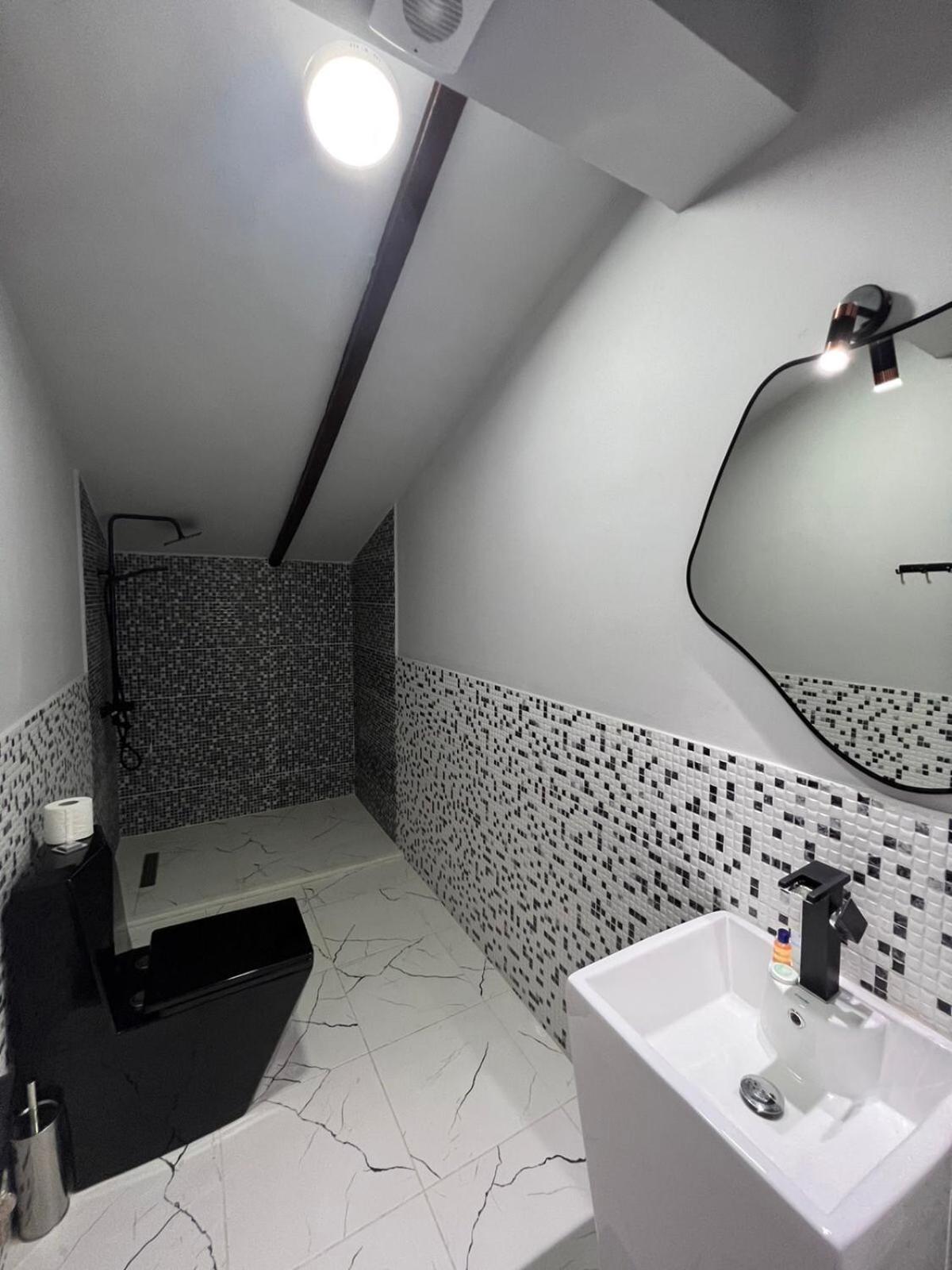 Studio with Balcony - Photo 2