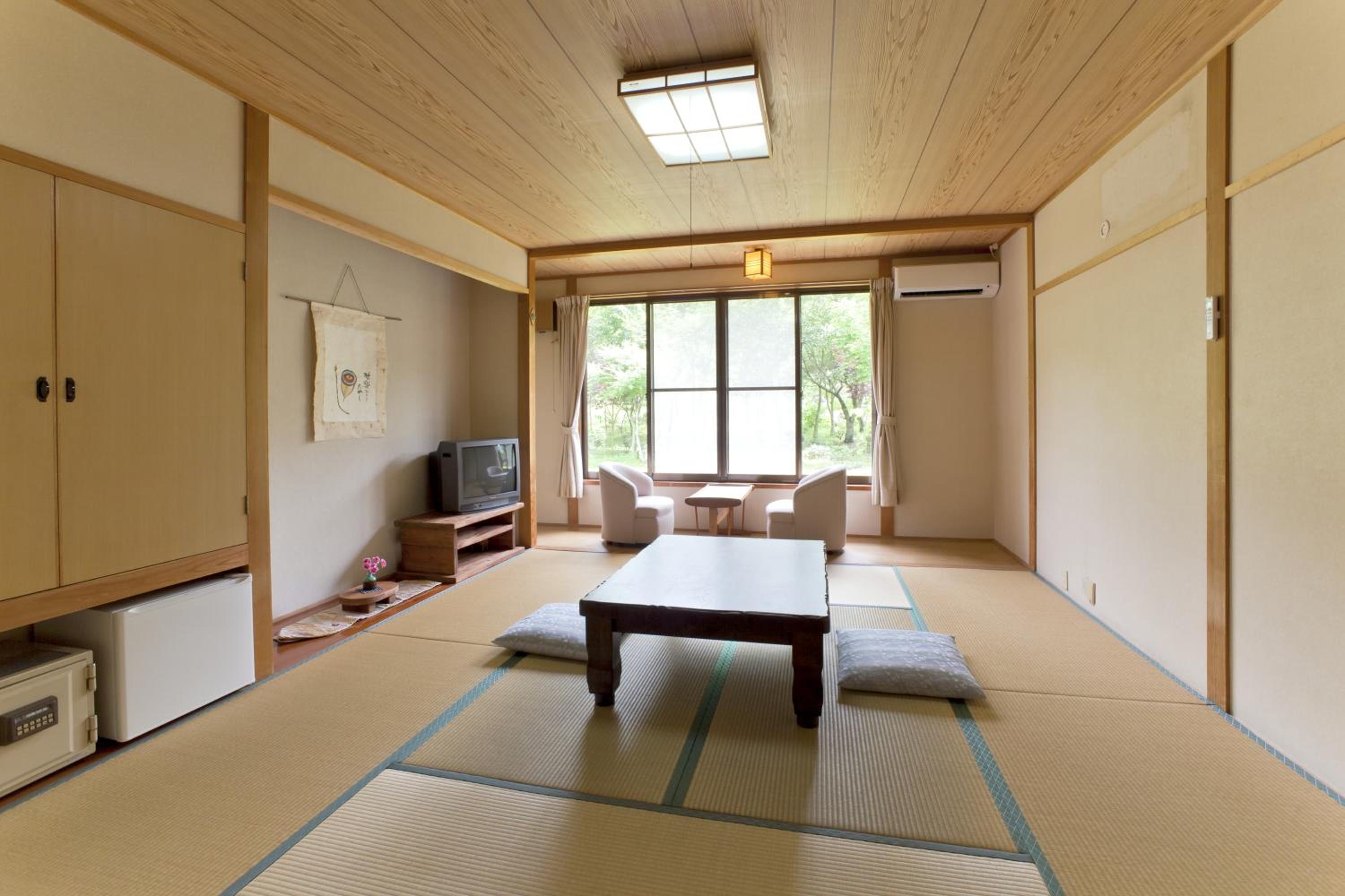 Japanese Style Room with Shared Bathroom photo 2