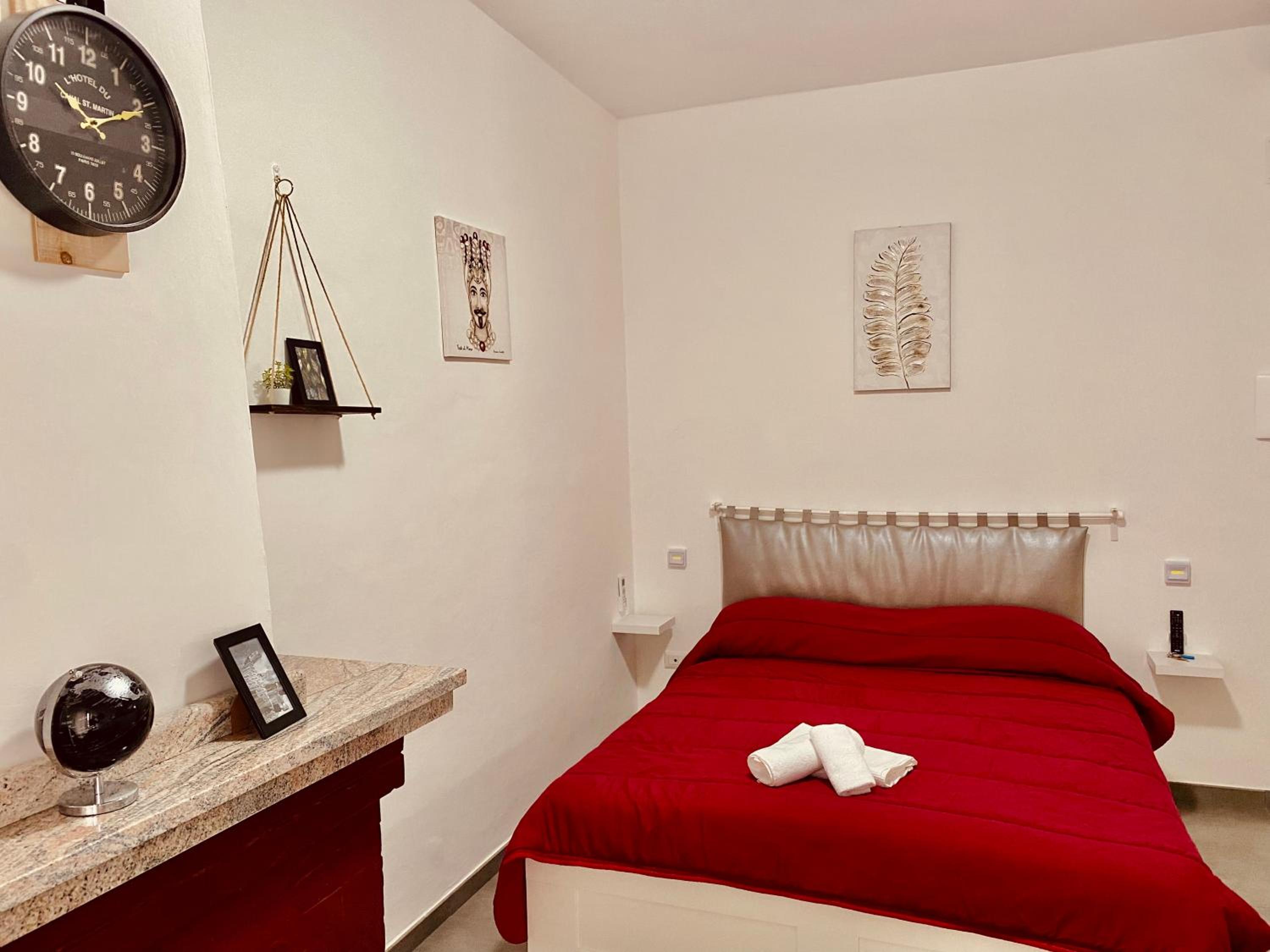 One-Bedroom House - Photo 25