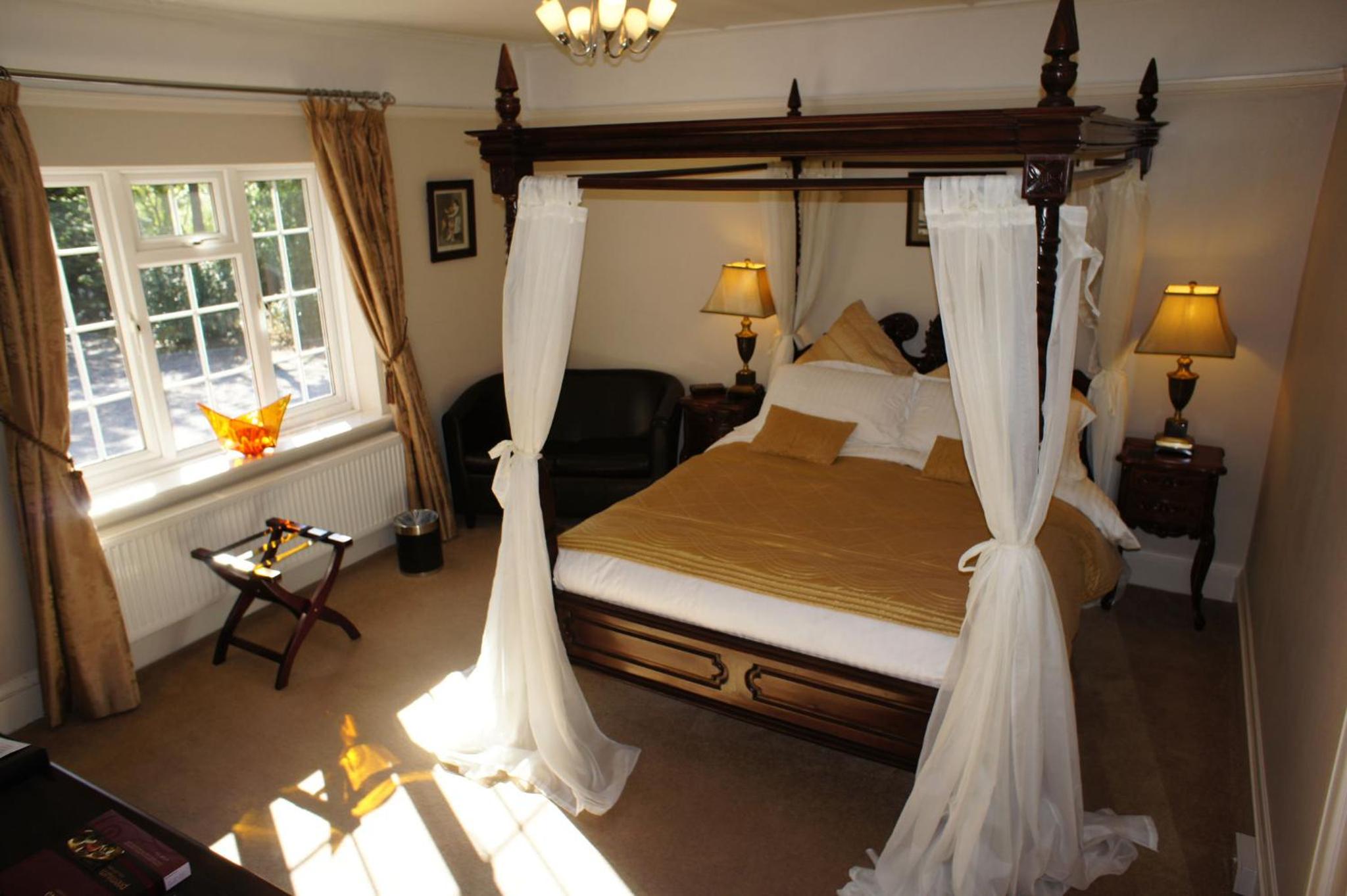 Luxury King Size Four Poster photo 2