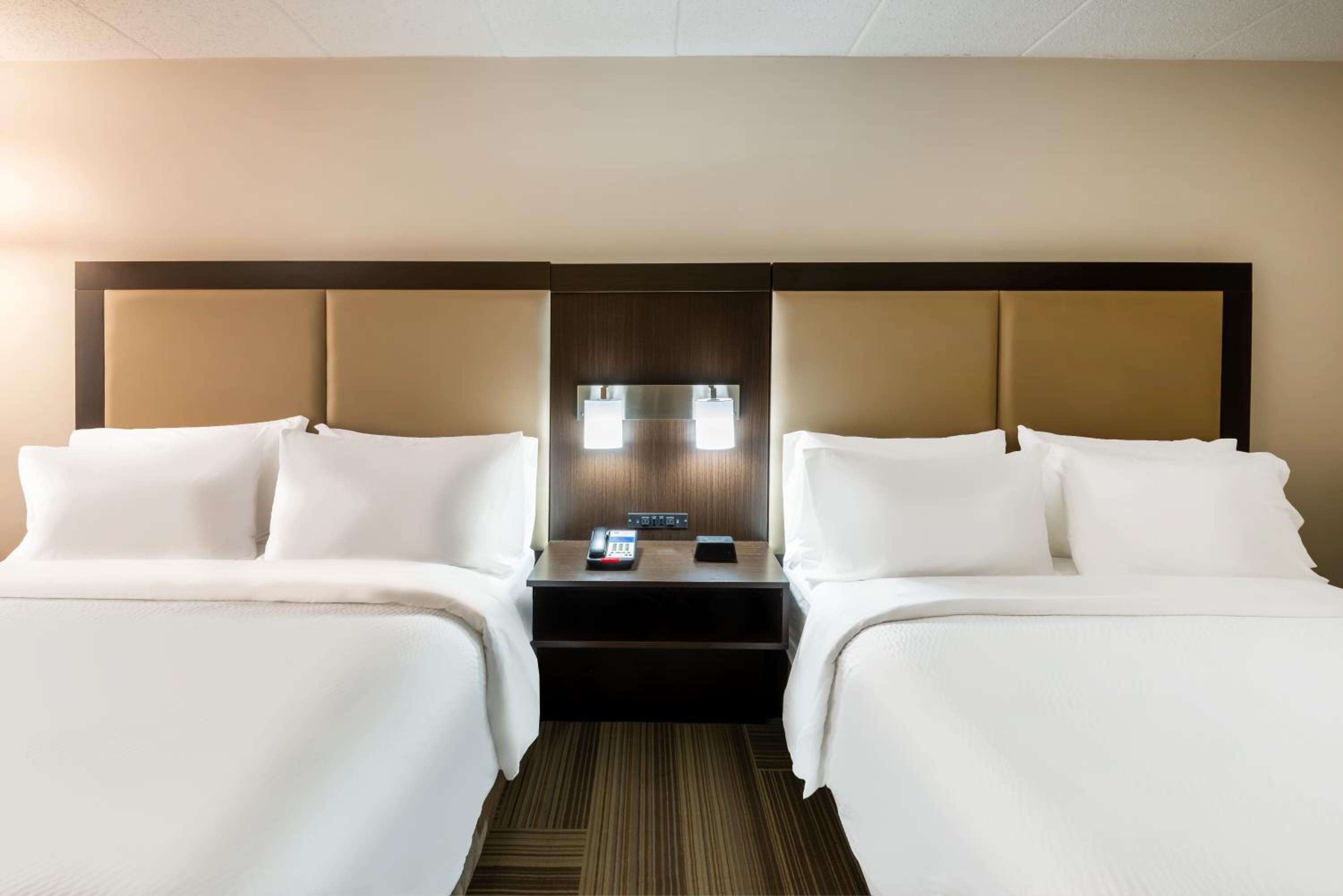 Standard Room with Two Queen Beds - Photo 2