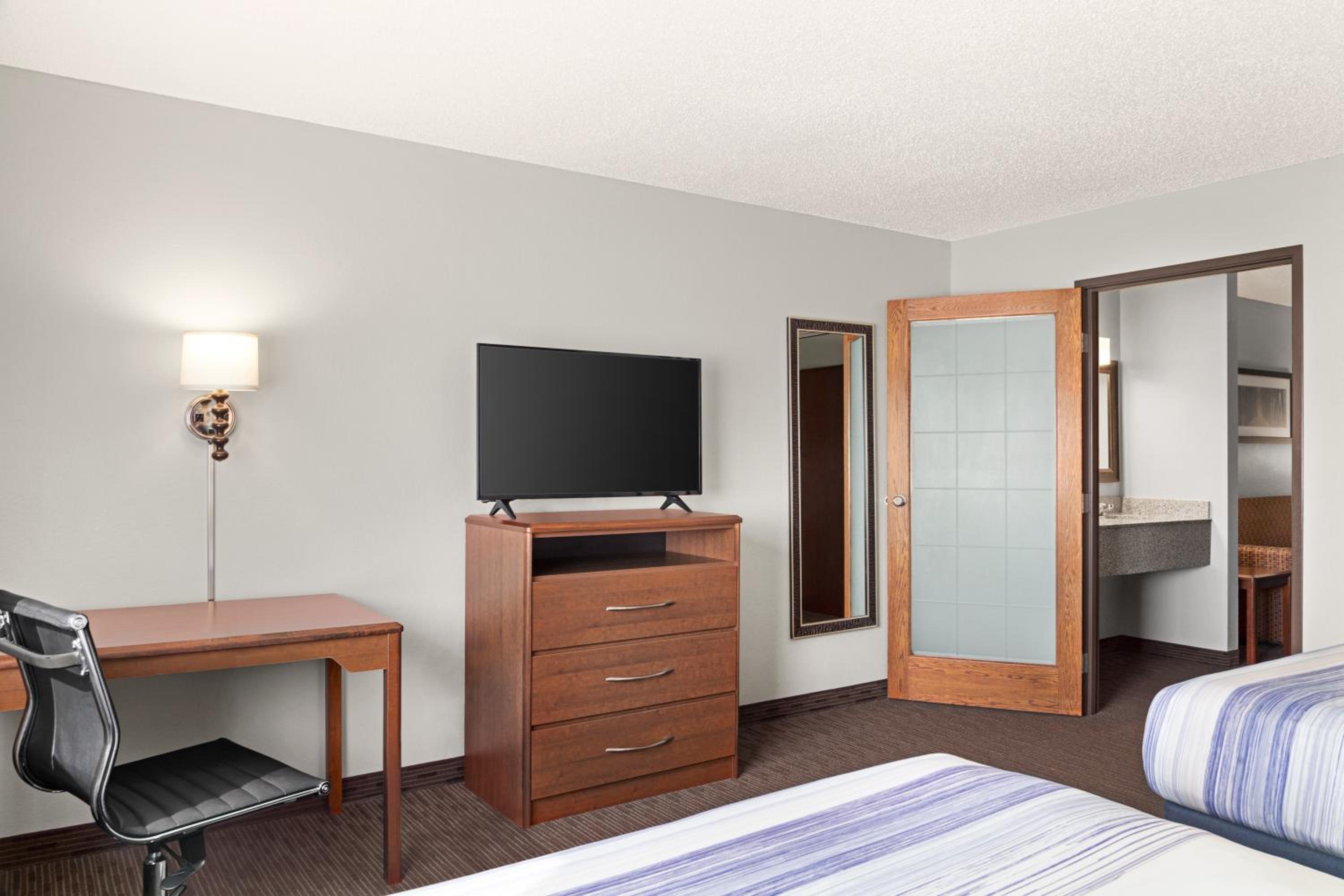 One Bedroom-2 Queen Beds, Suite, Second Floor, Non-Smoking - Photo 1