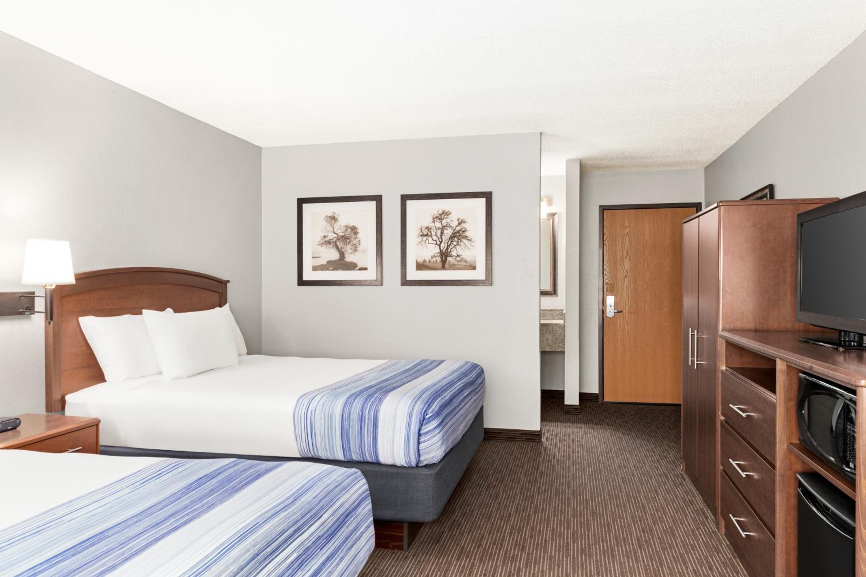 Queen Room with Two Queen Beds - Non-Smoking - Photo 6