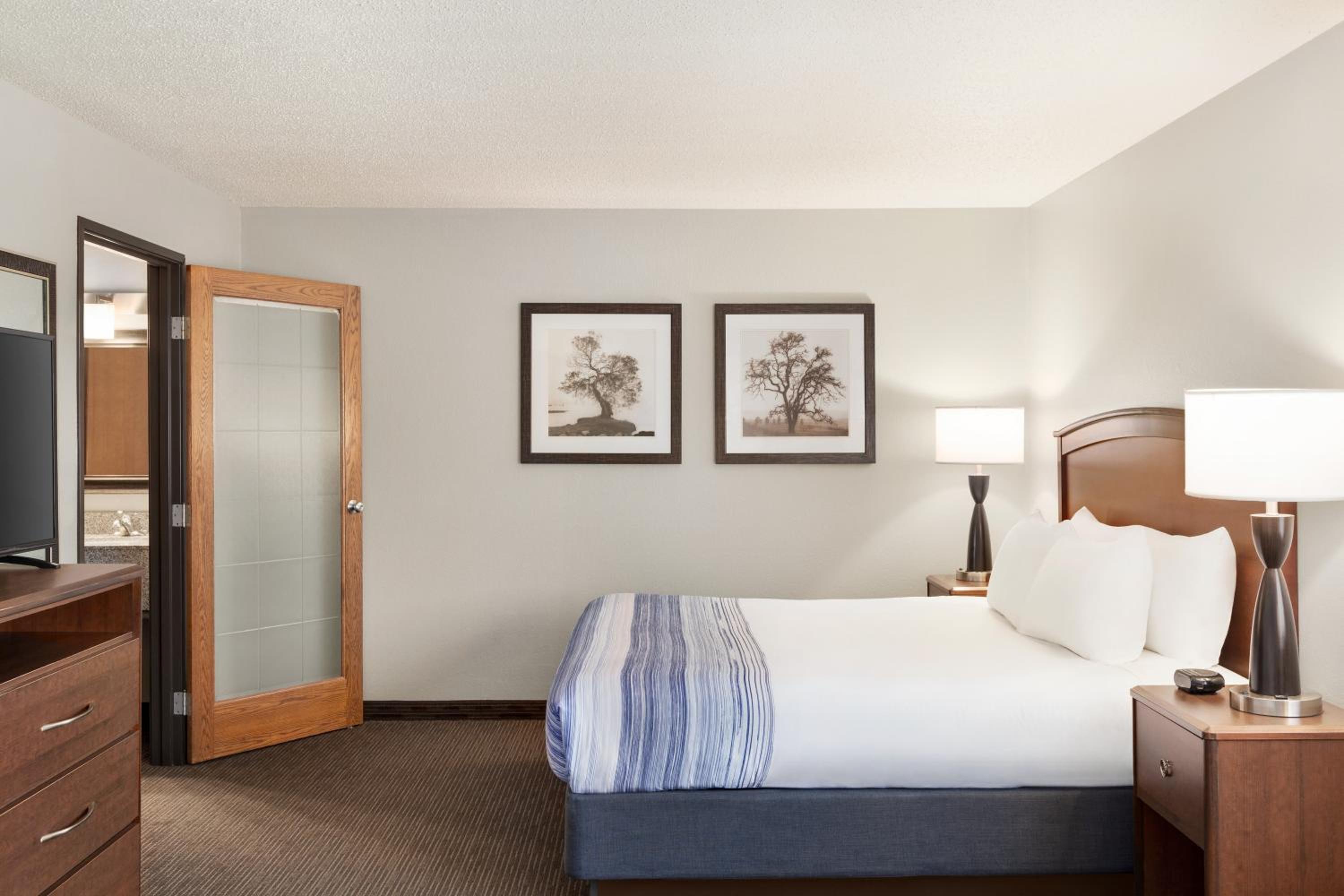 Premier King Suite - Non-Smoking - Photo 3