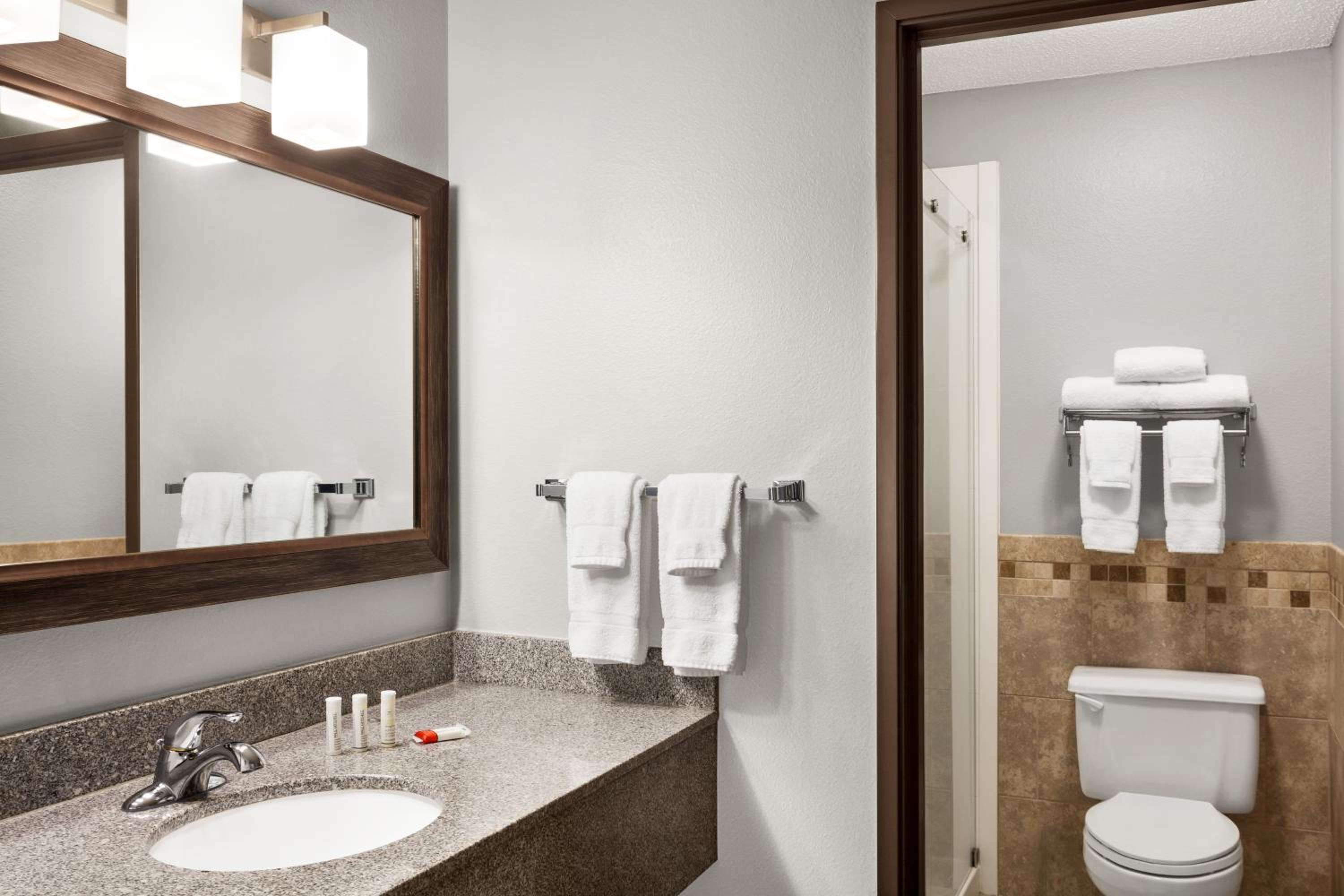 One Bedroom-2 Queen Beds, Suite, Second Floor, Non-Smoking - Photo 3