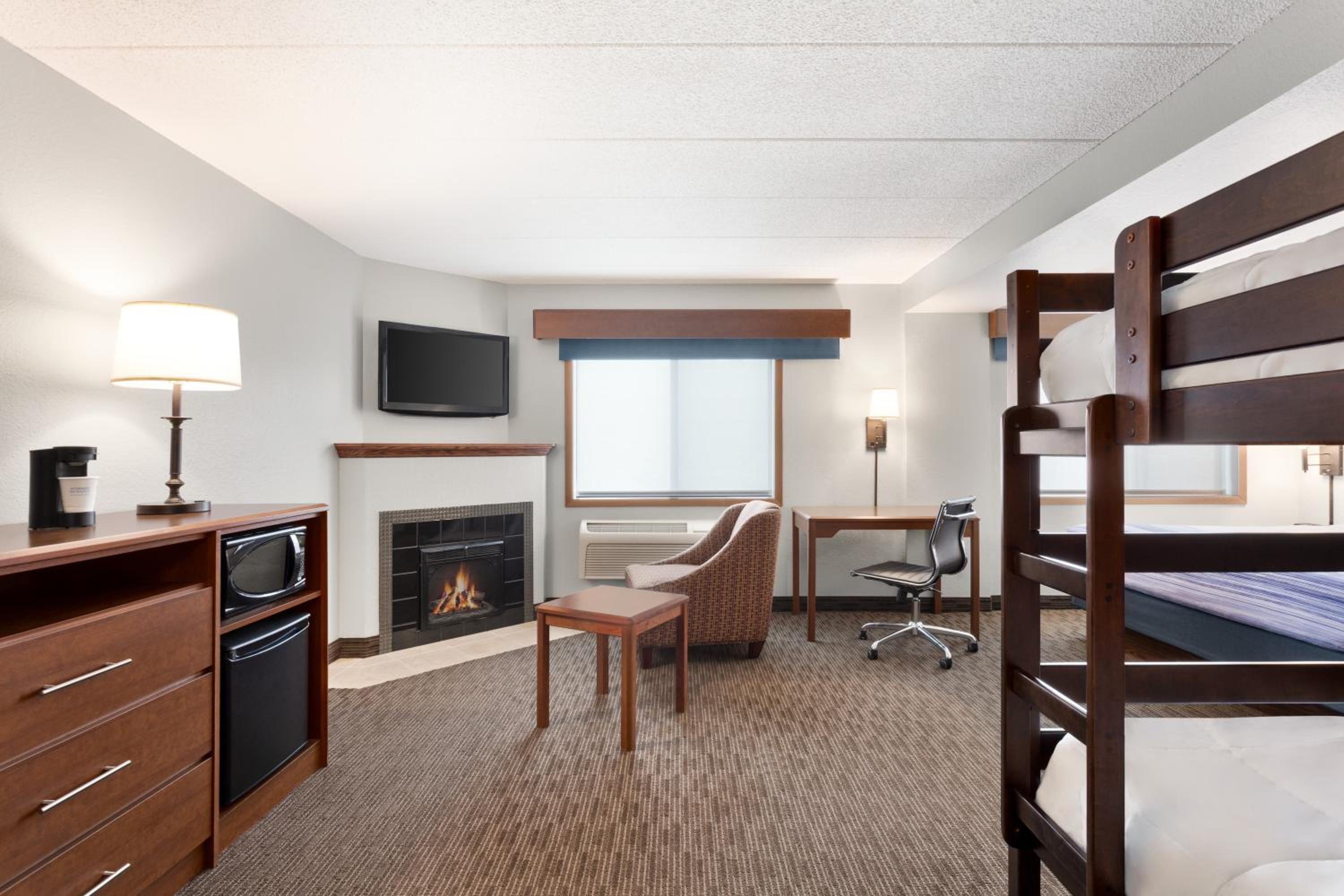 King Suite with Bunk Beds and Fireplace - Non-Smoking - Photo 1