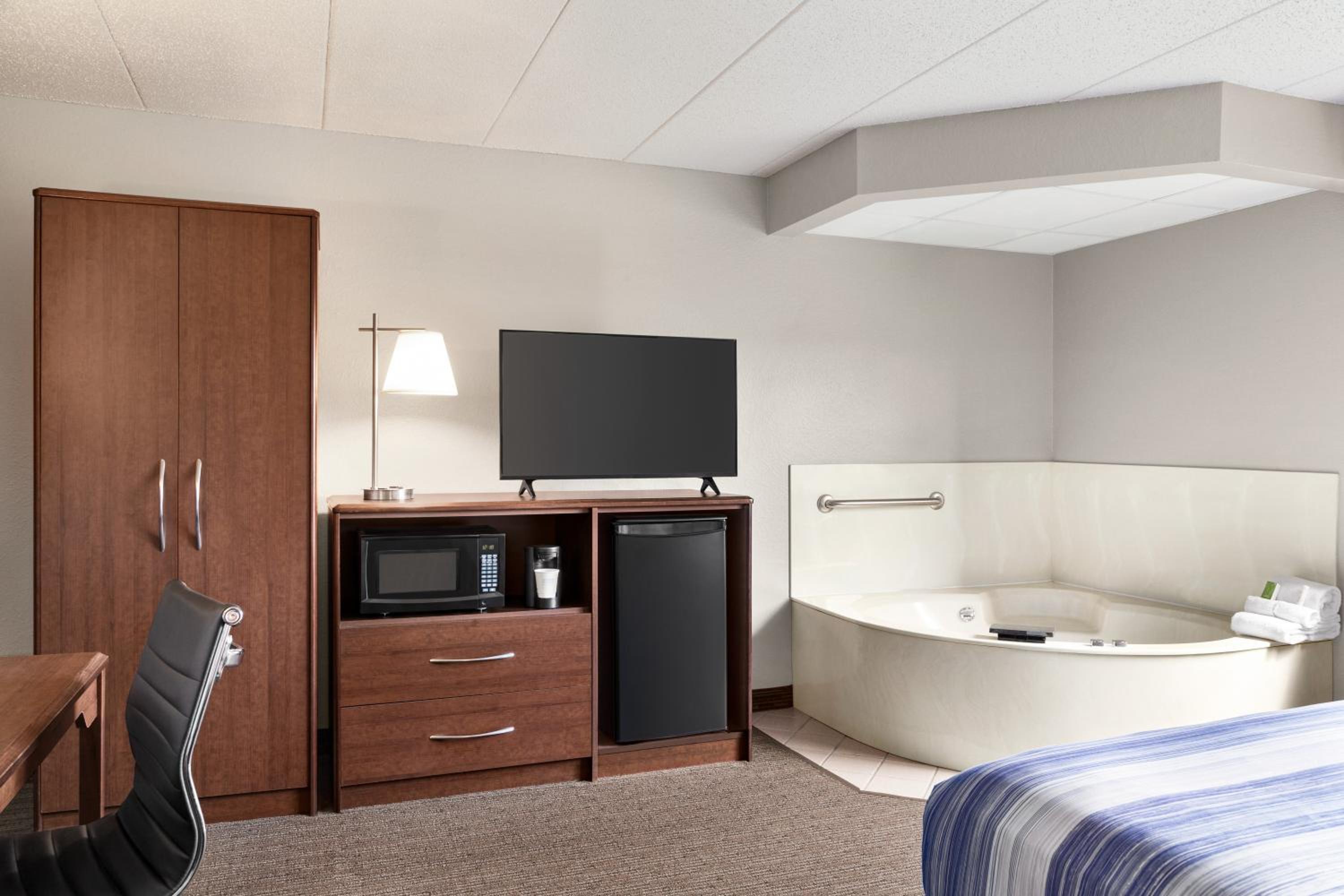 Deluxe King Studio Suite - Non-Smoking - Photo 1