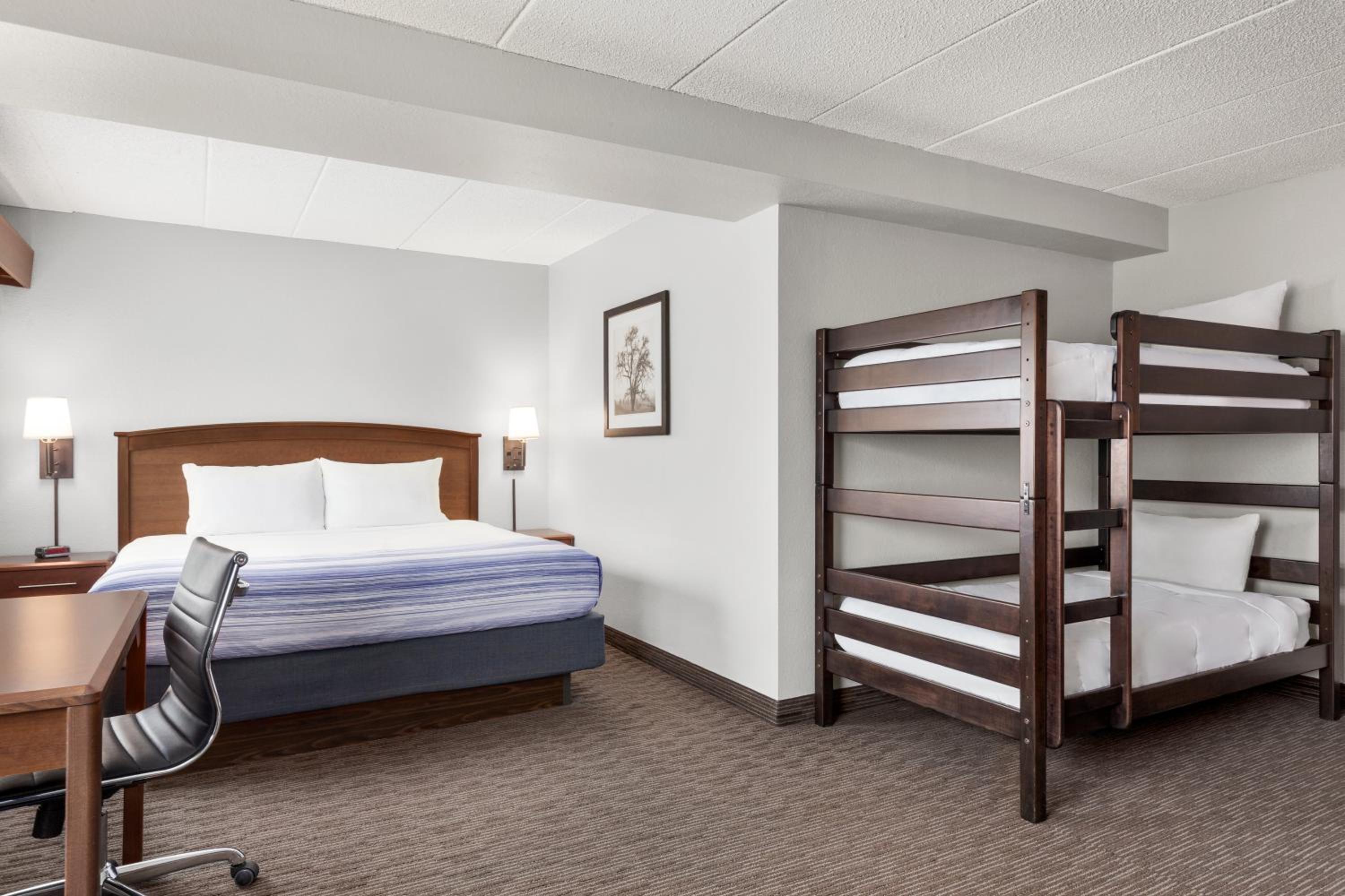 King Suite with Bunk Beds and Fireplace - Non-Smoking - Photo 4