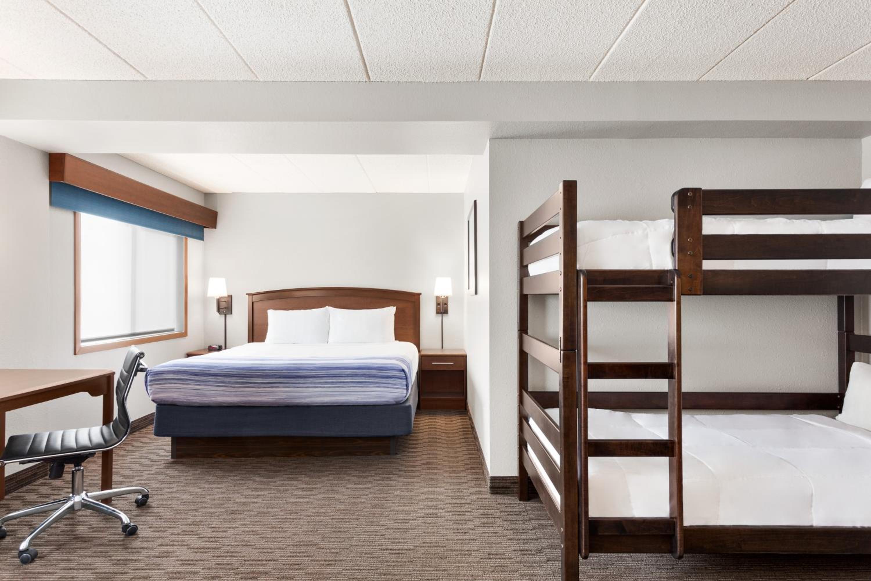 King Suite with Bunk Beds and Fireplace - Non-Smoking - Photo 3