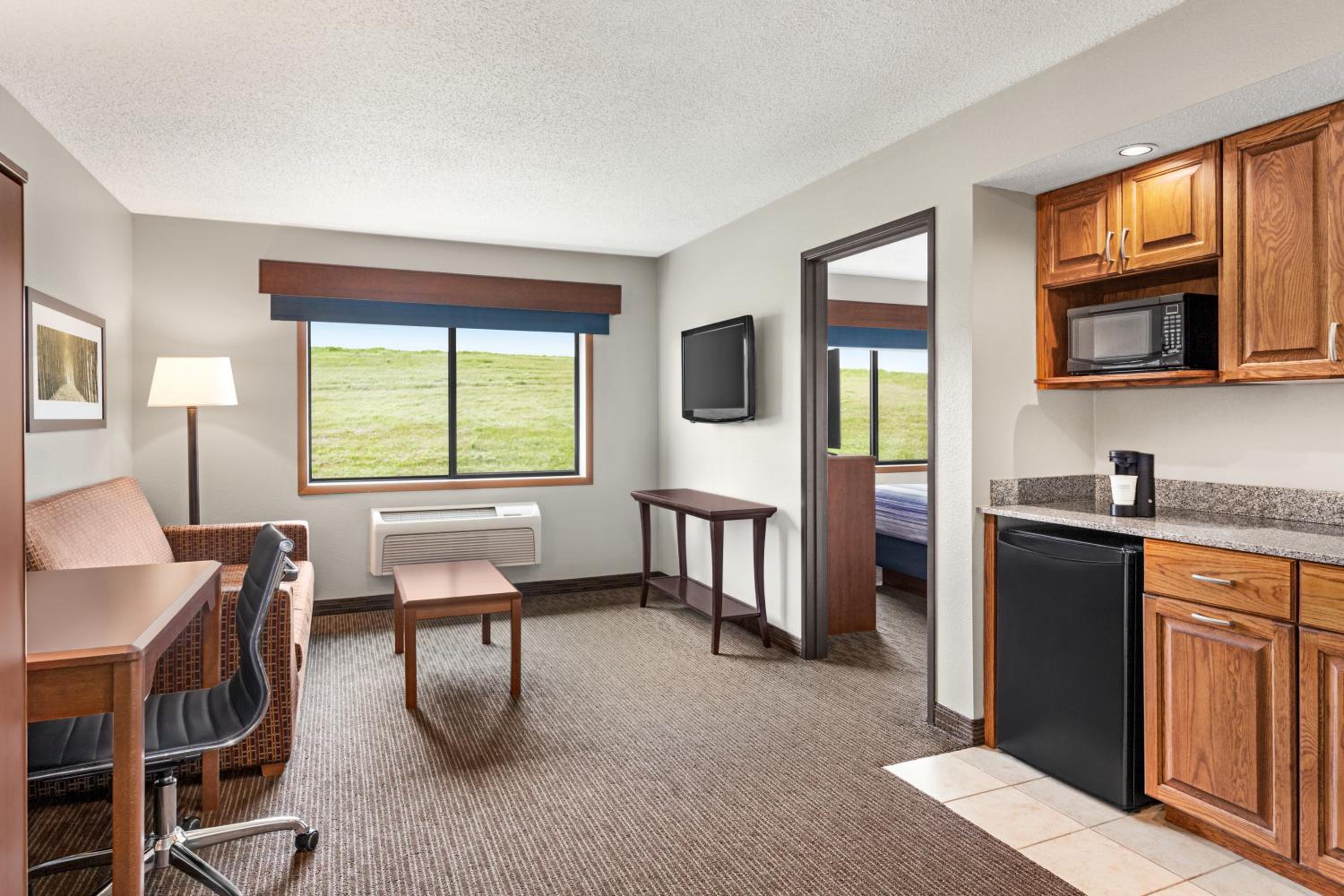 Business King Suite - Non-Smoking - Photo 1