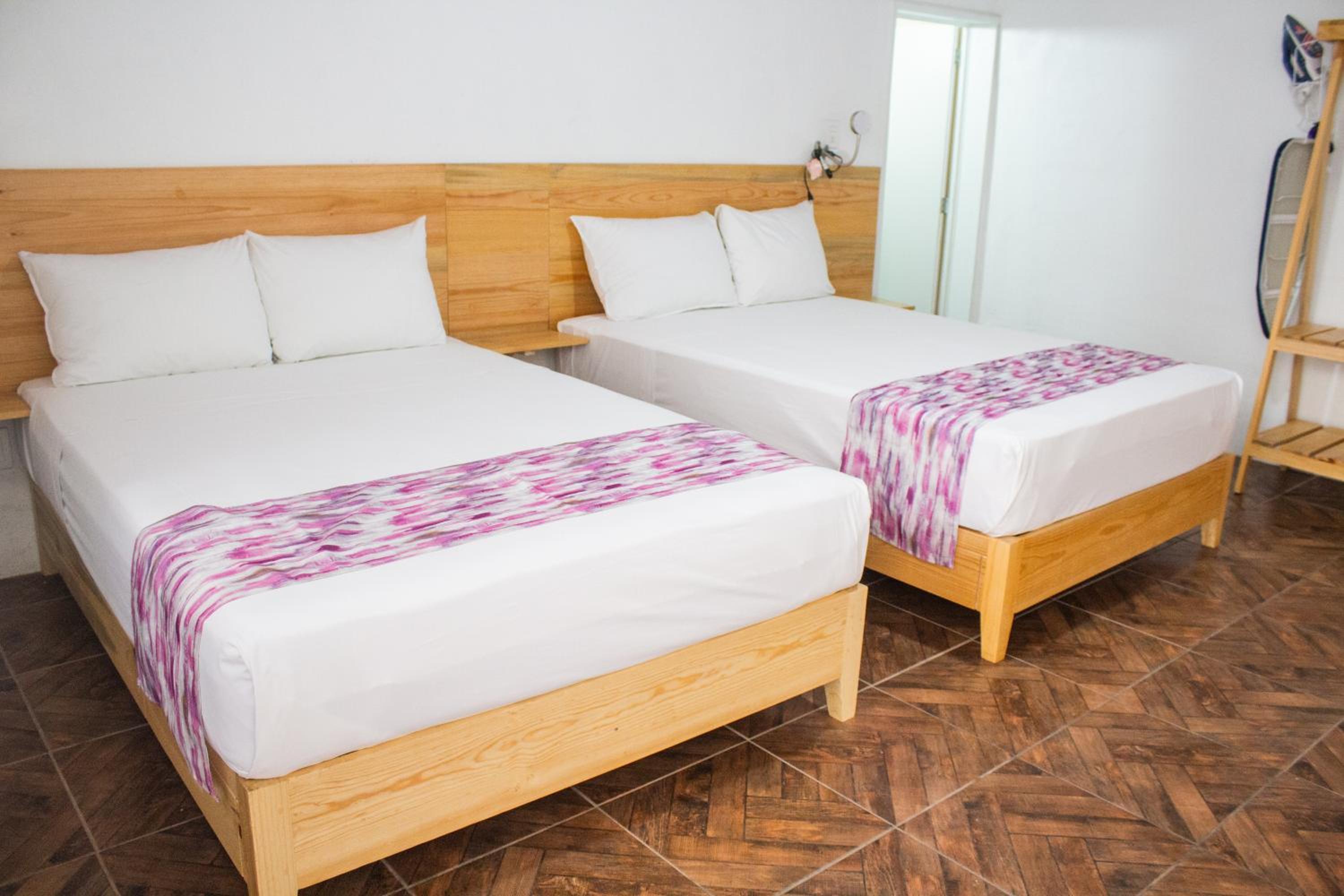 Zimmer mit zwei Queensize-Betten