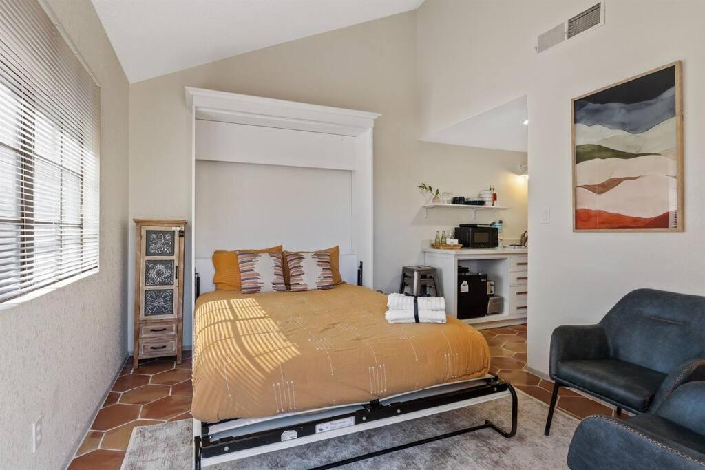 One-Bedroom Apartment photo 1