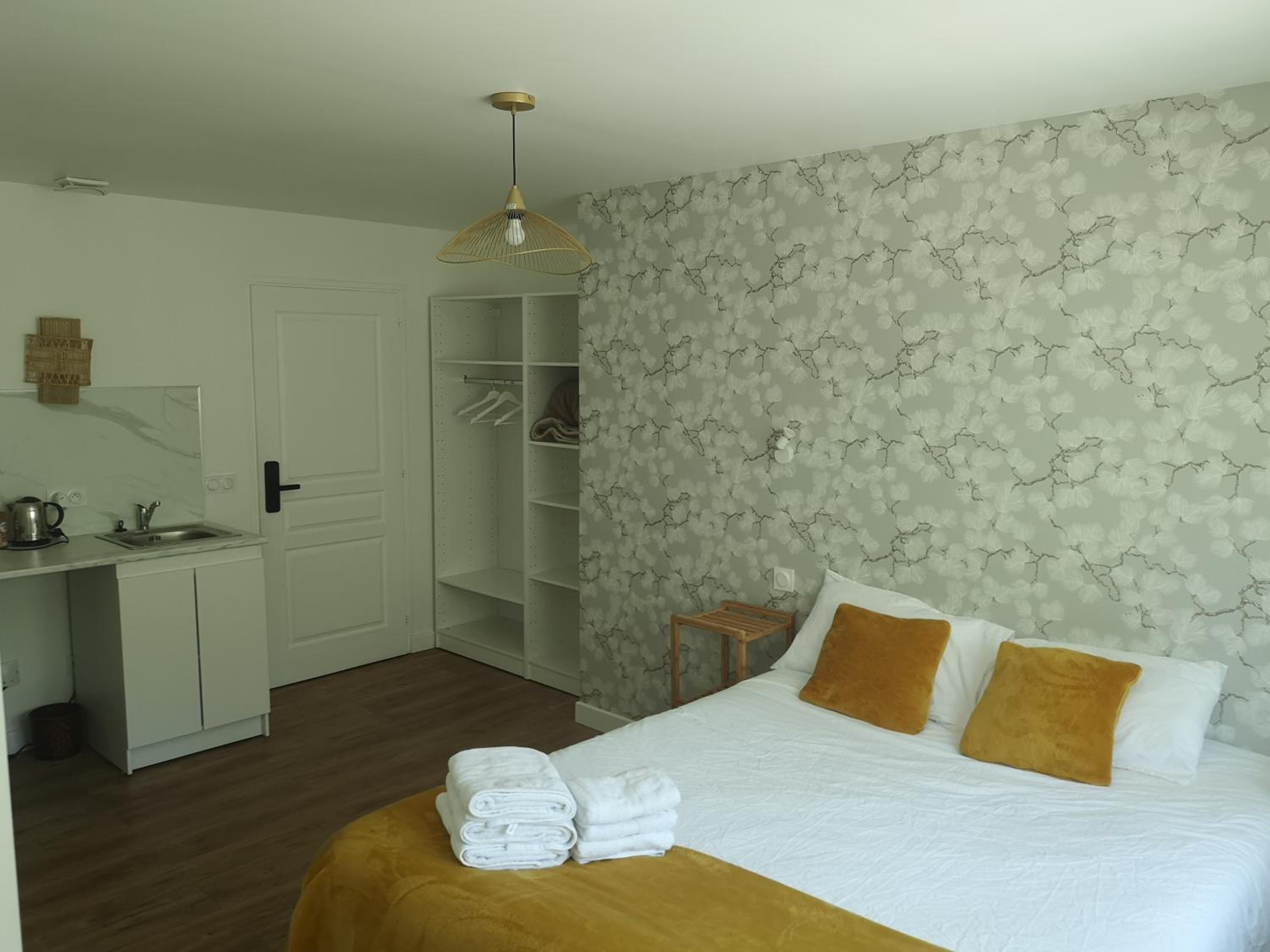 Deluxe King Suite photo 3