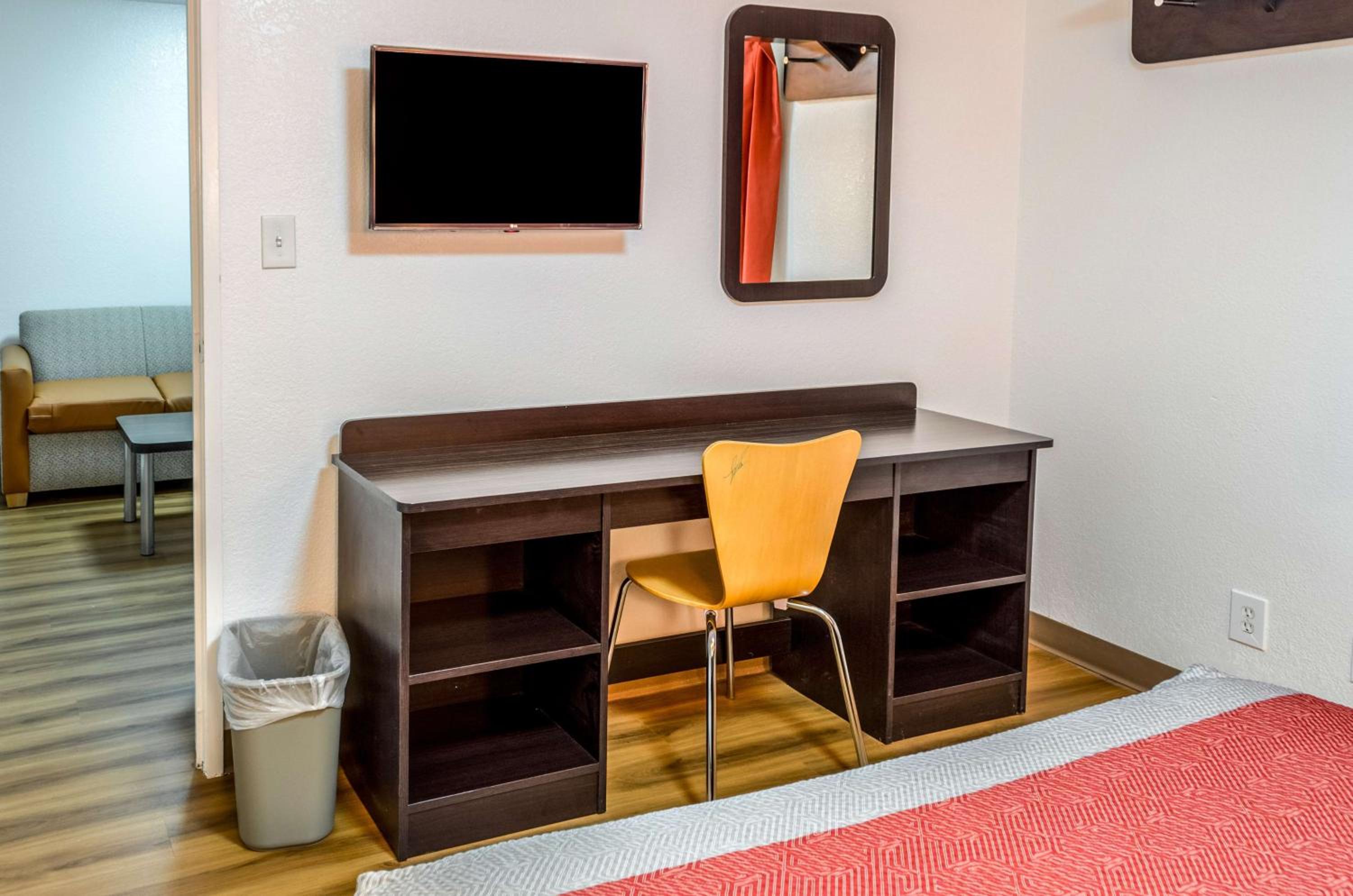 Queen Room - Disability Access - Non-Smoking photo 2