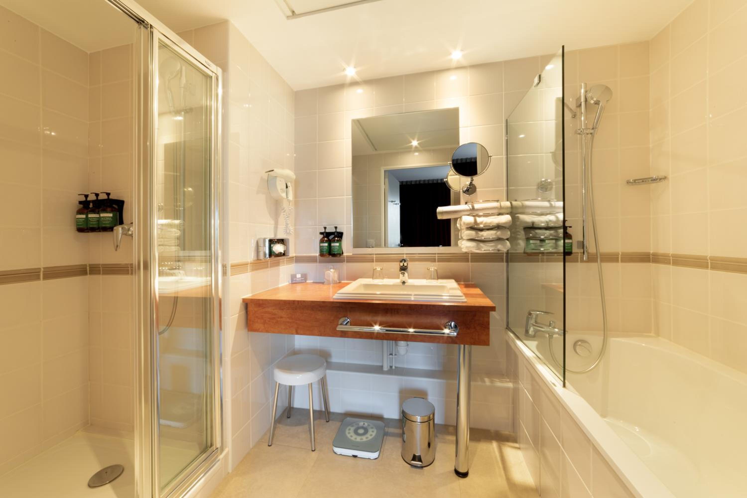 One-Bedroom Suite - Photo 4