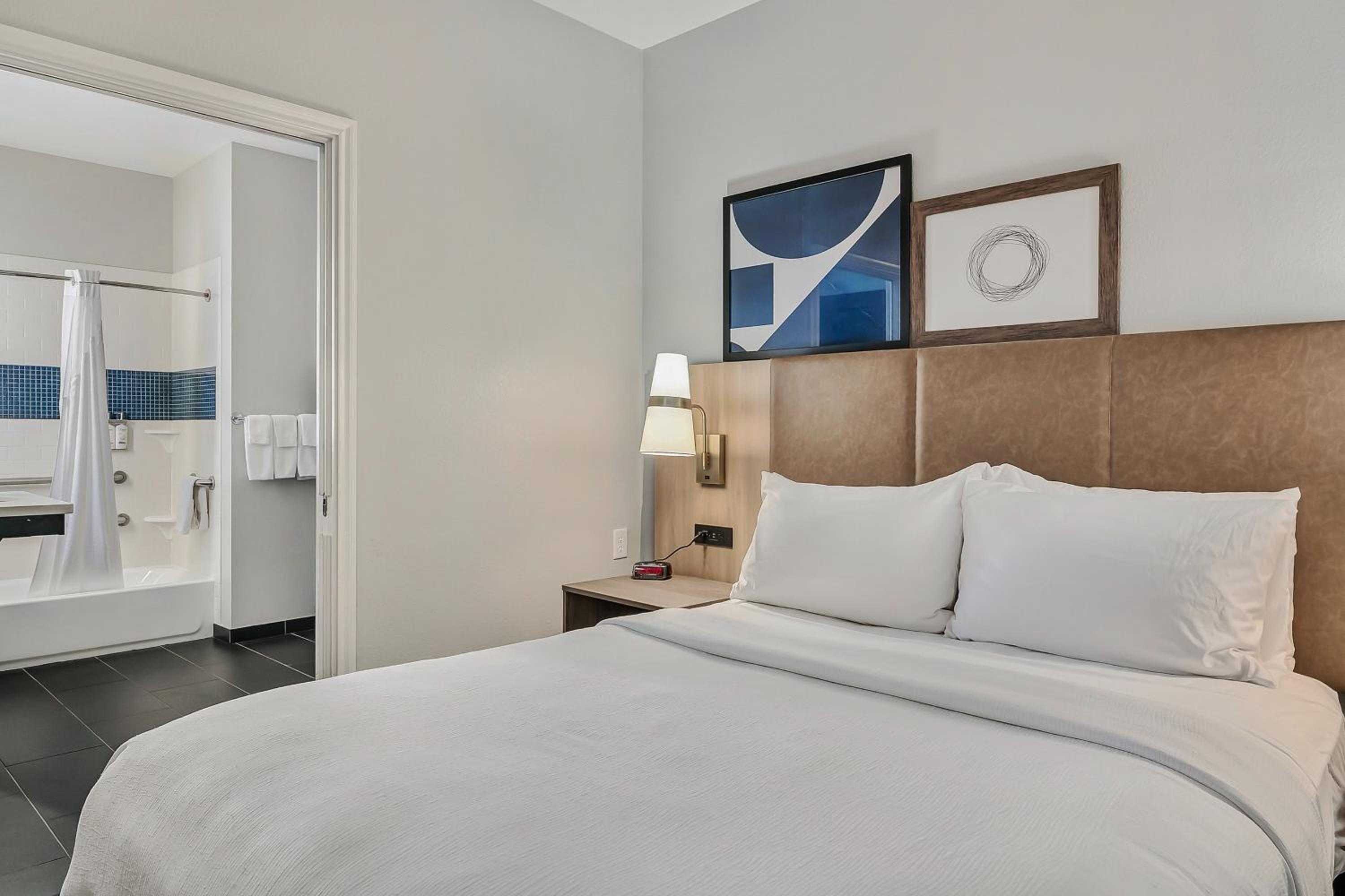 Two-Bedroom Suite with One King Bed and Two Double Beds - Communications Accessible - Photo 12