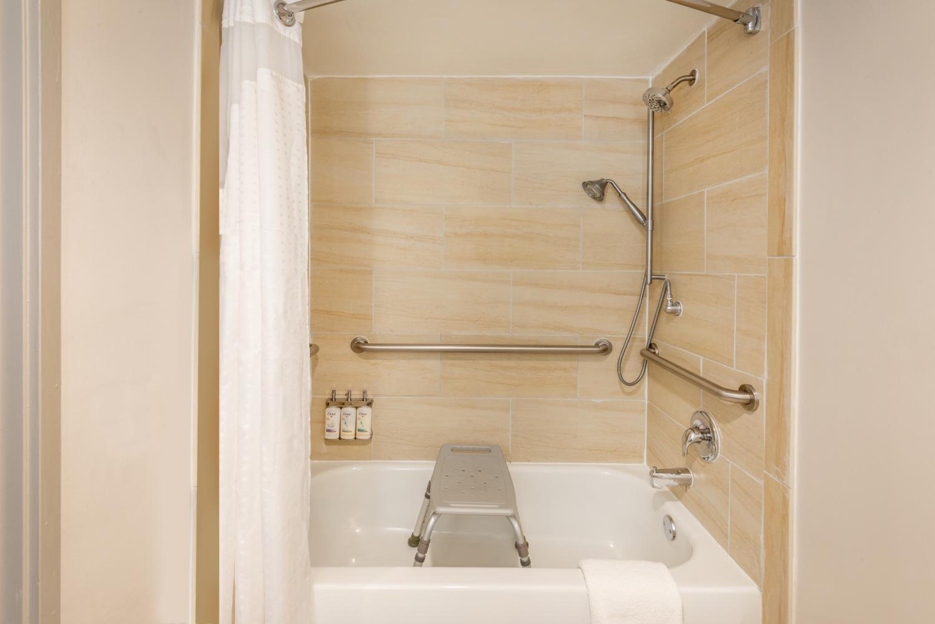 Queen Room Disability Access - Photo 2