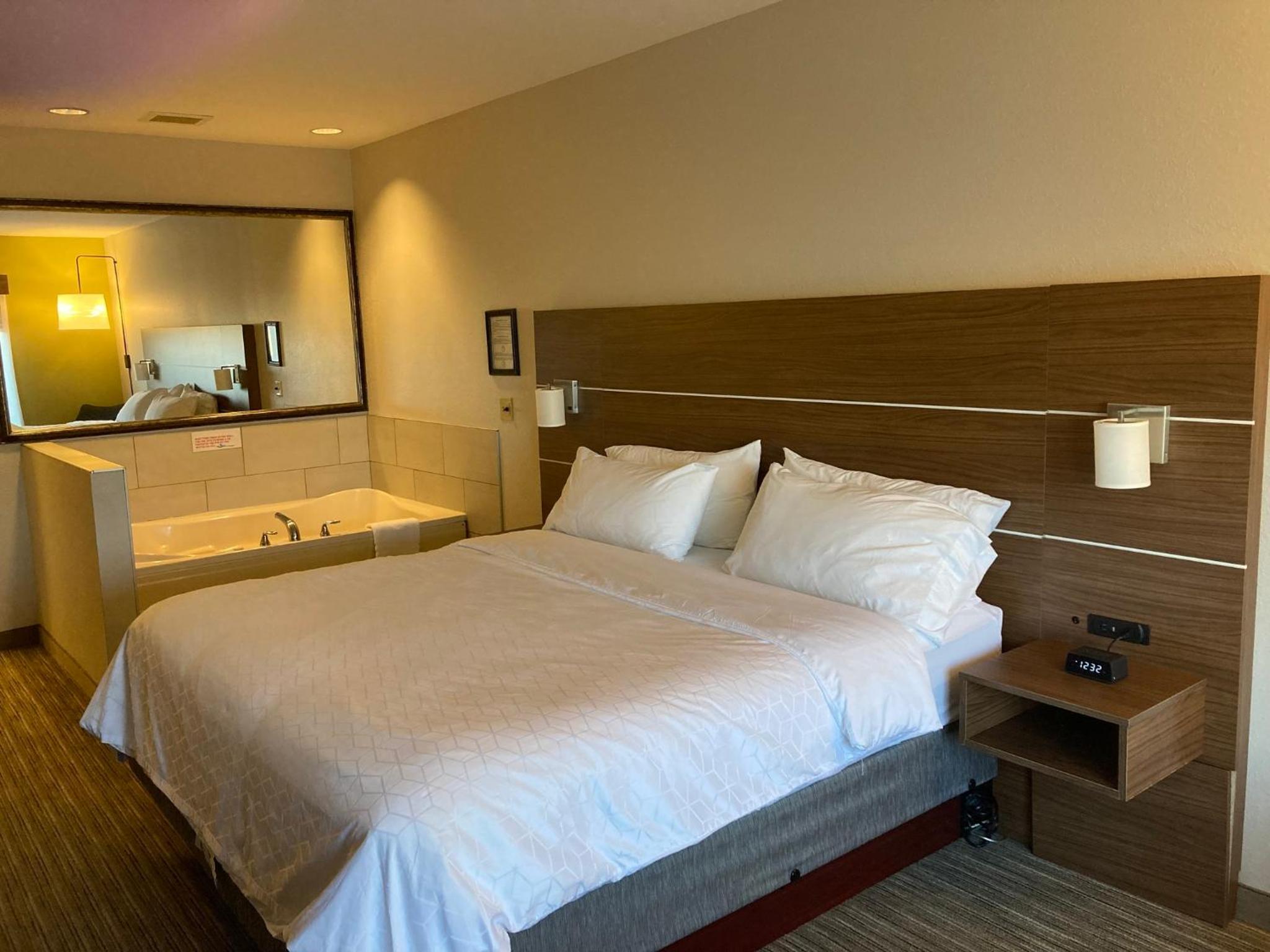King Suite with Spa Bath - Photo 3