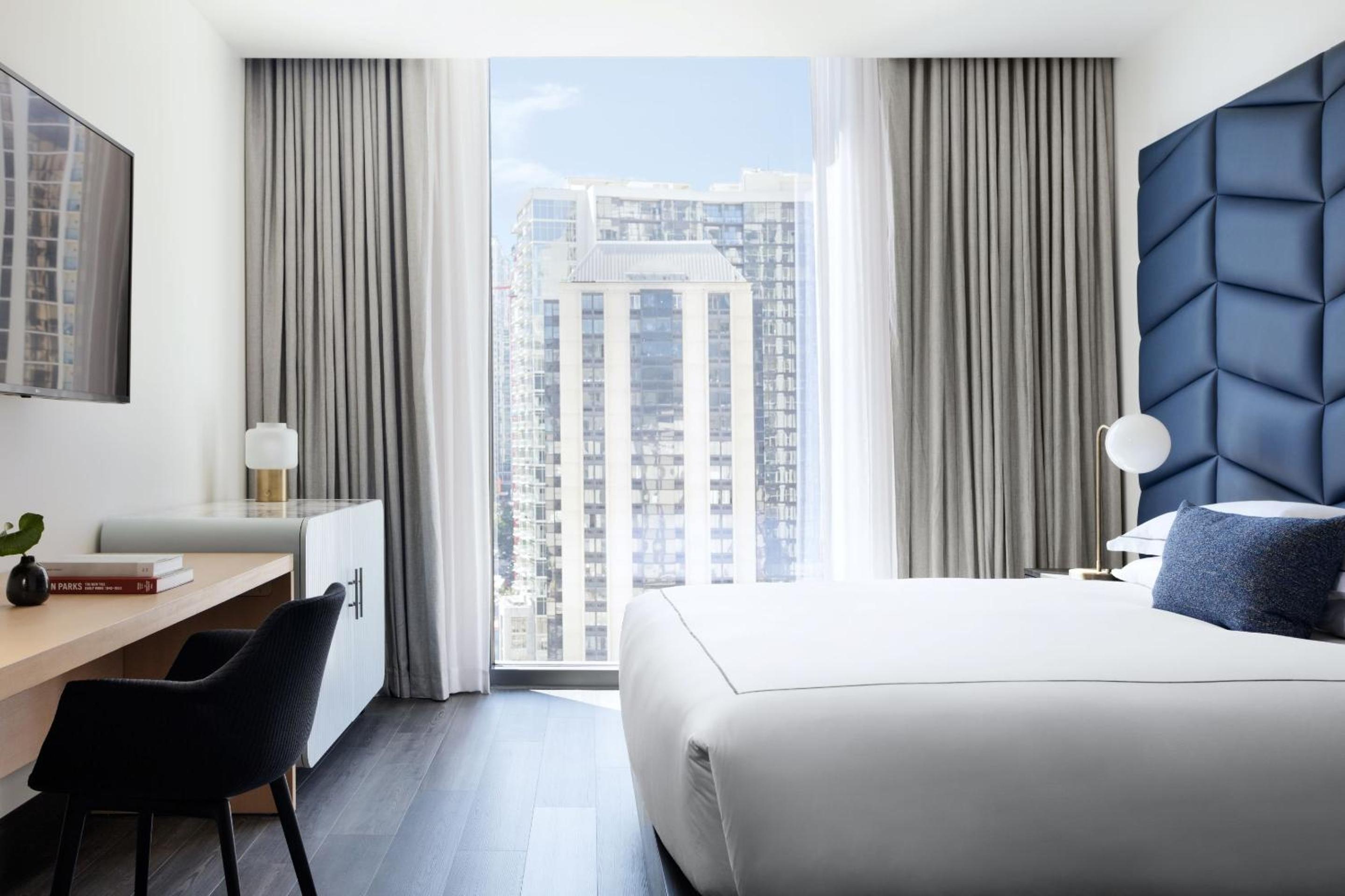 King Room with City View - Photo 3