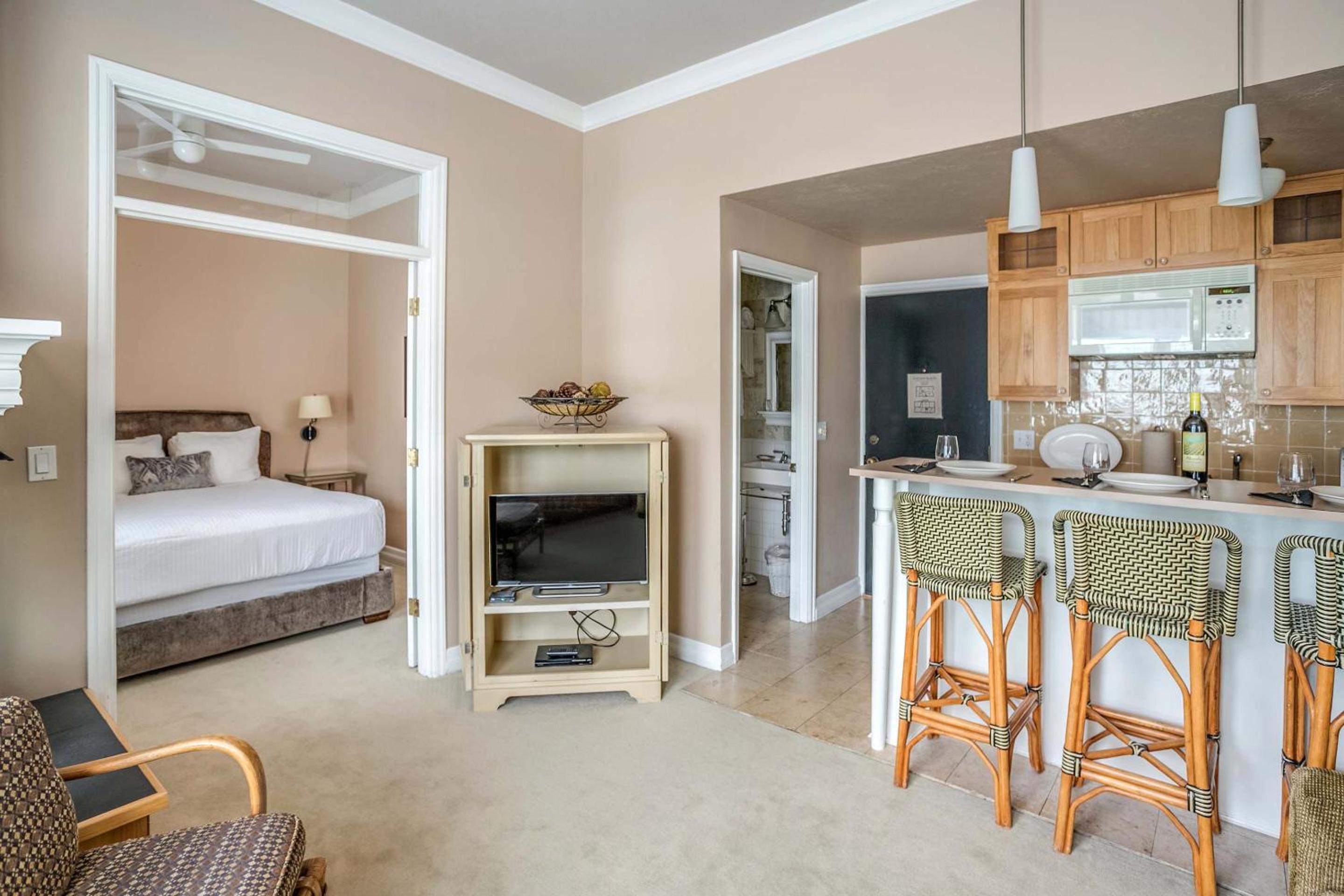 Cannon Beach Hotel - Exclusive Suite (No Pets, No Kids)