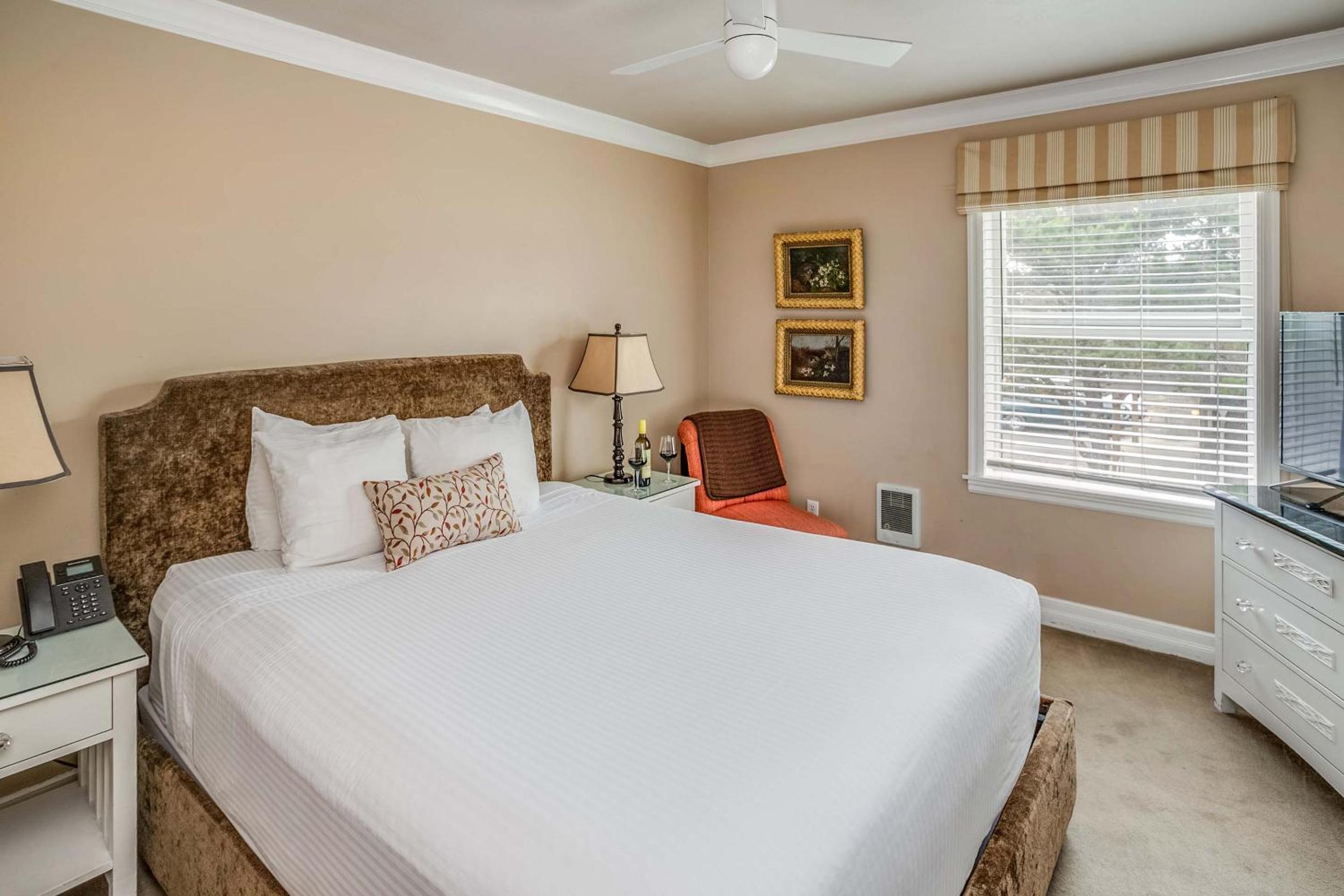 Cannon Beach Hotel - Classic Queen (No Pets, No Kids)