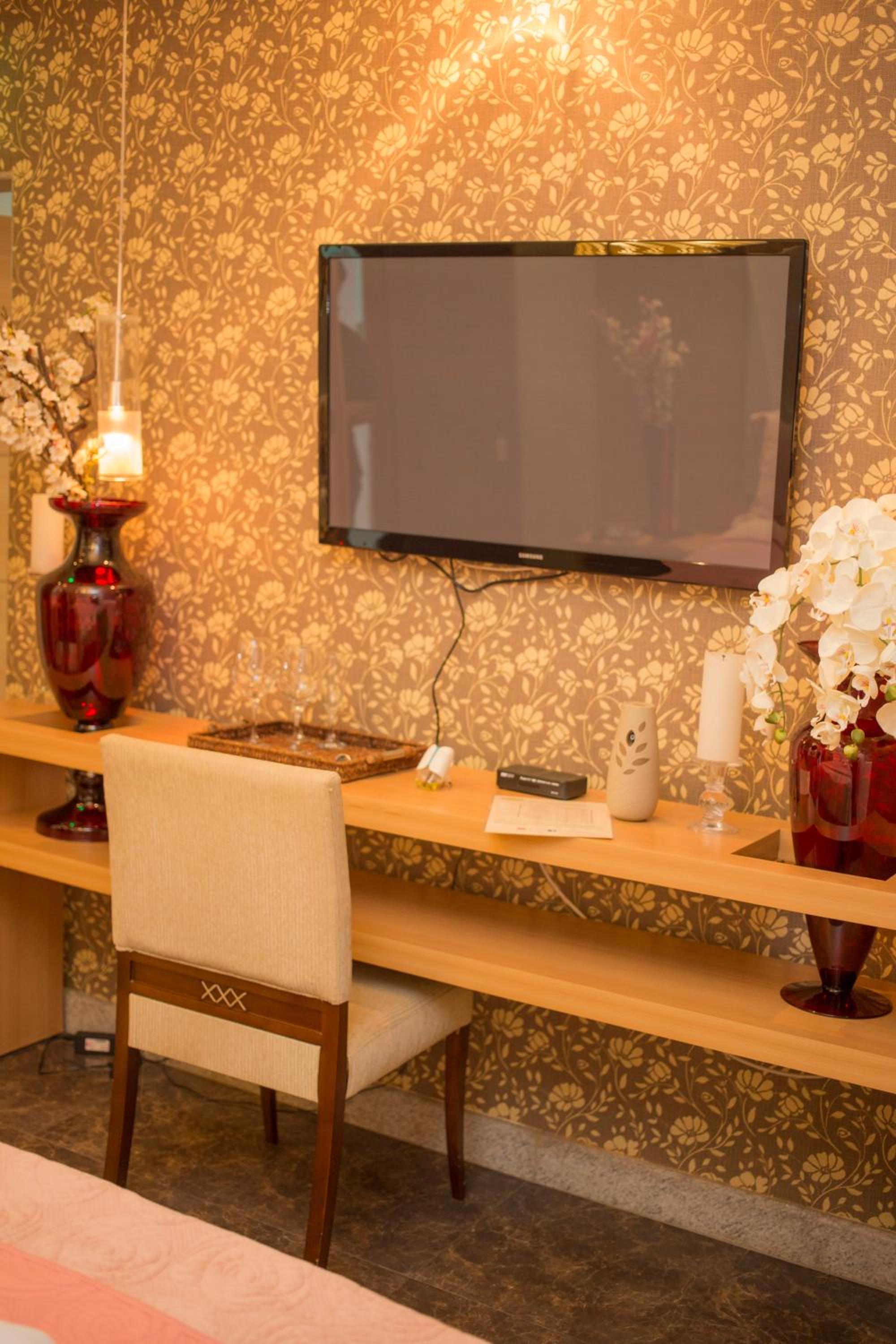 Queen Suite with Spa Bath photo 3