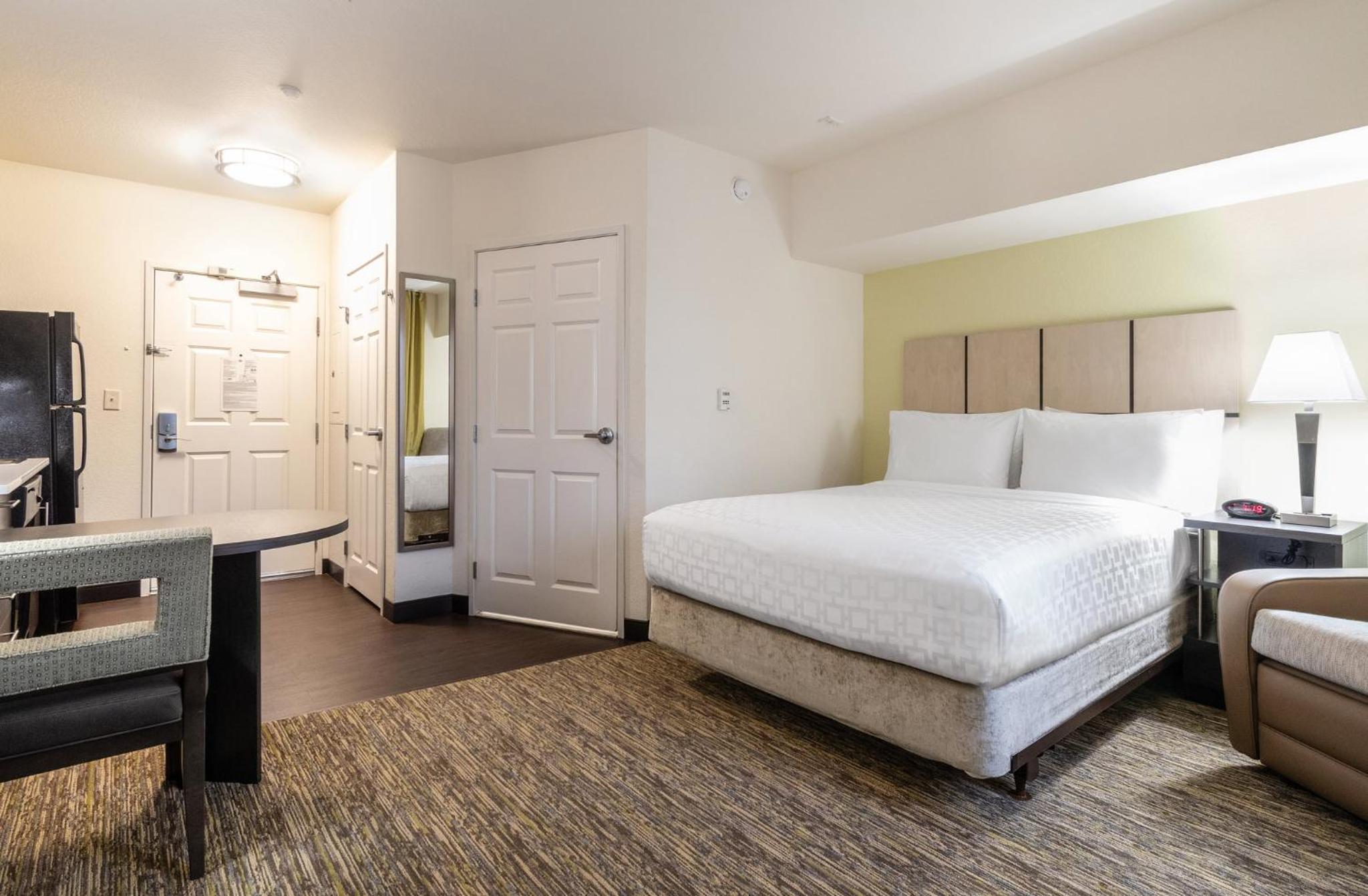 Queen Studio Suite - Photo 4