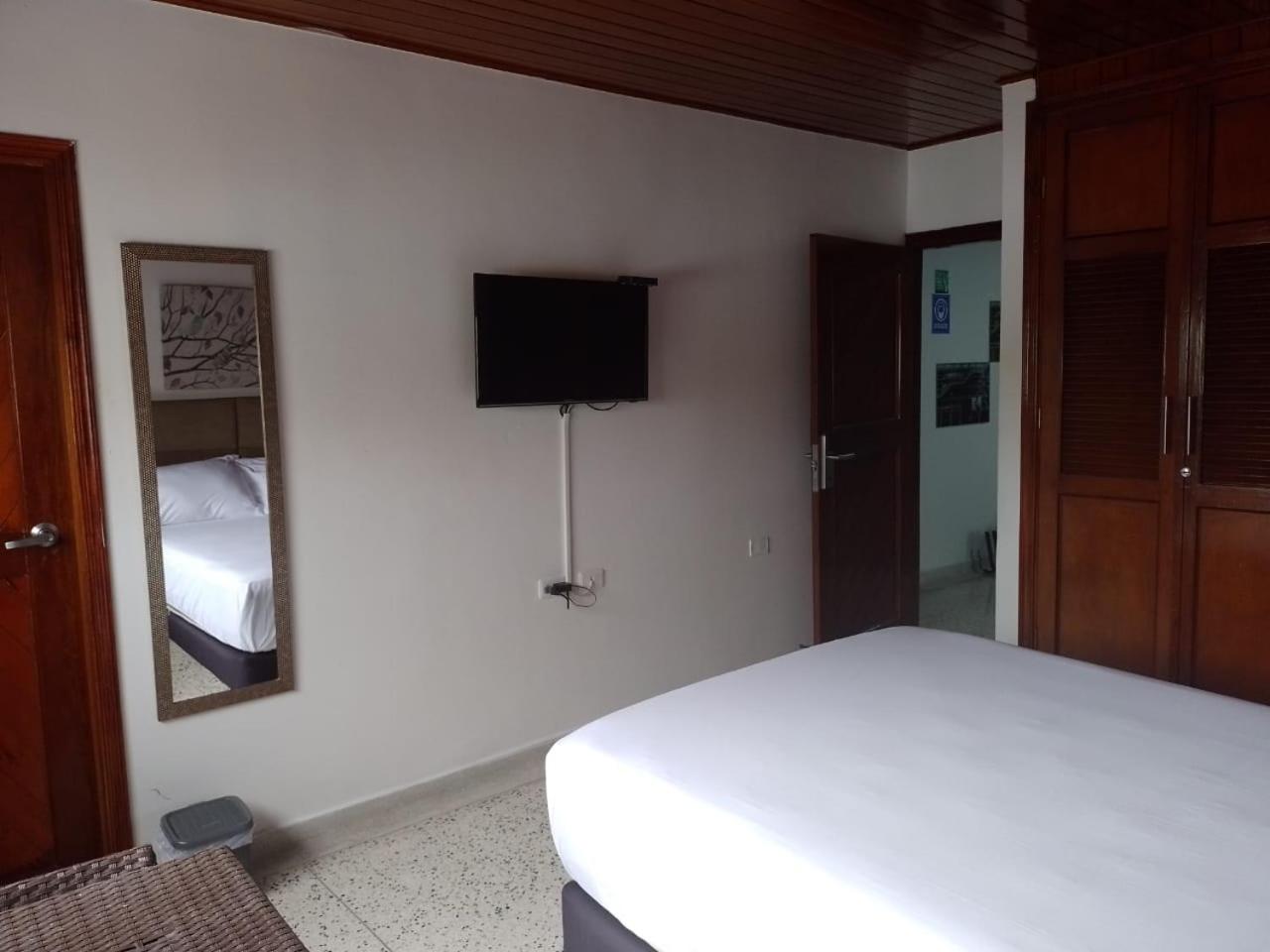 Standard Double Room - Photo 4