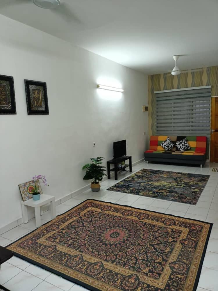 Three-Bedroom House photo 3