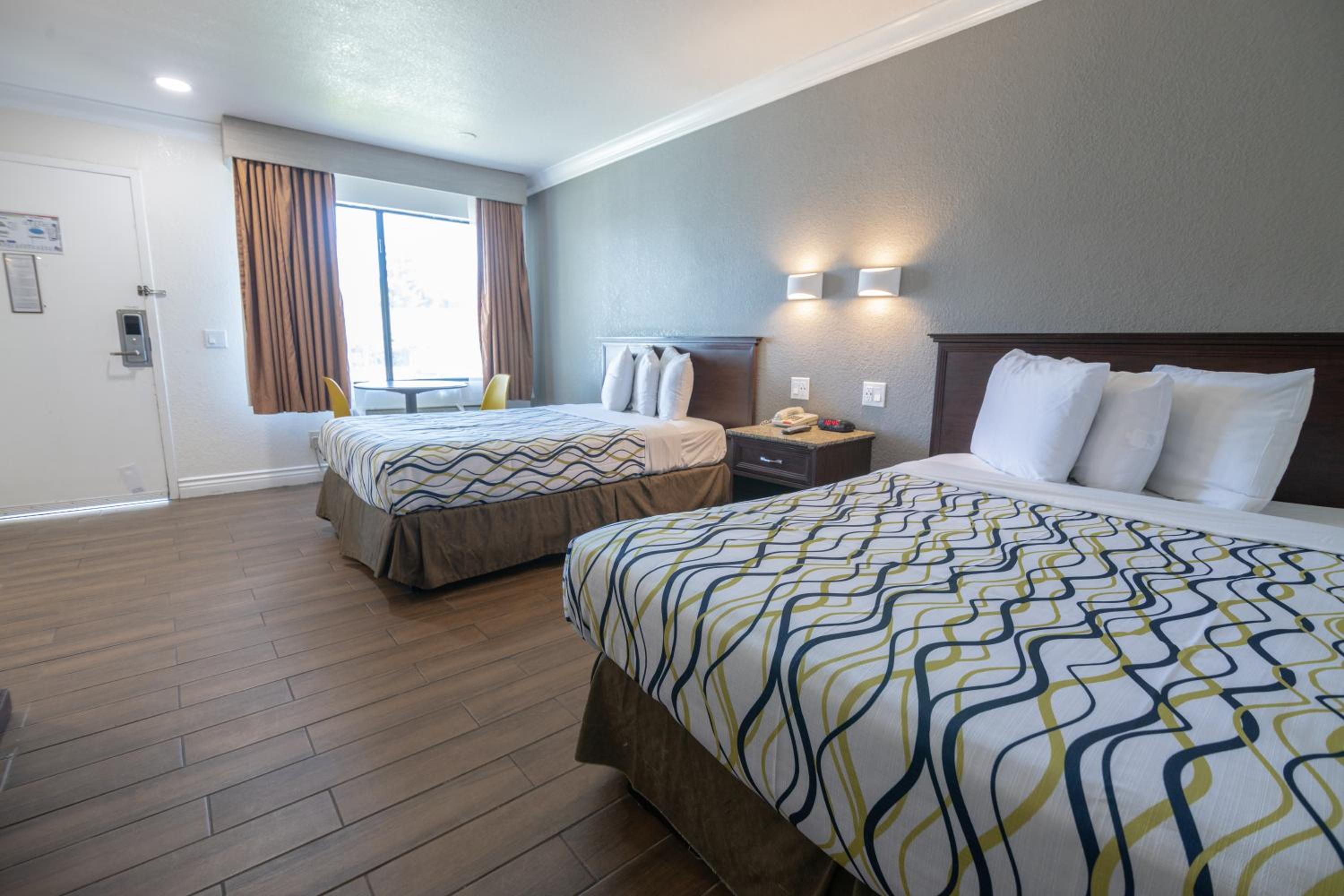 Deluxe Room with Two Double Beds - Non Smoking - Photo 4