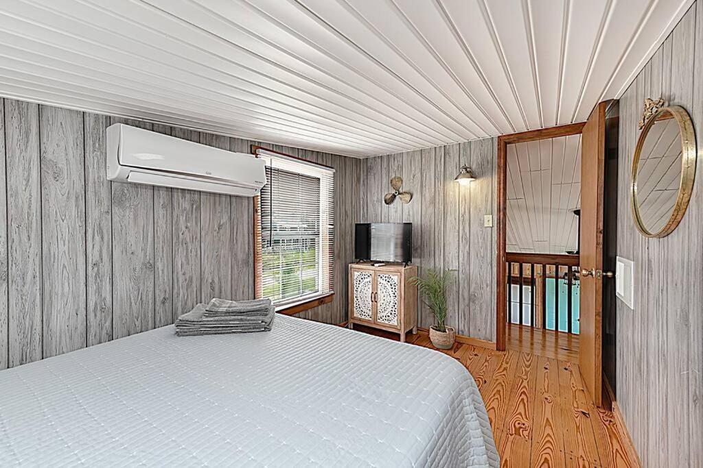 Six-Bedroom House photo 1