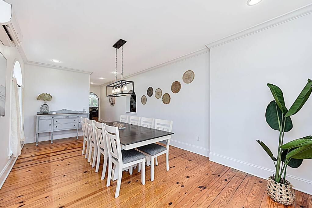 Six-Bedroom House photo 2