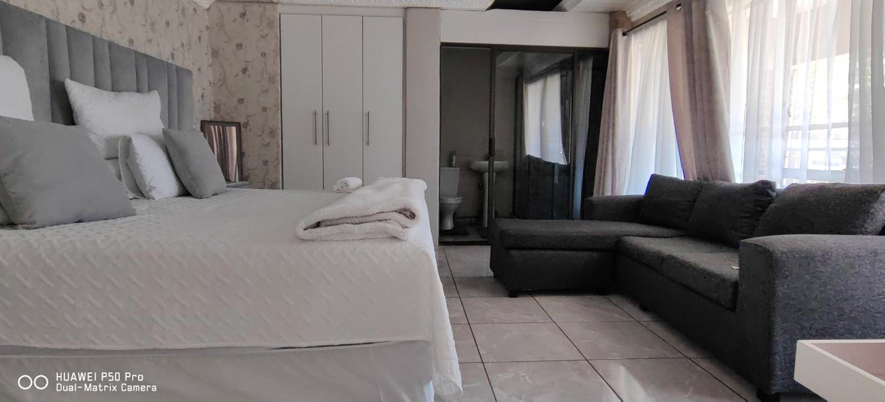 Deluxe King Suite - Photo 3