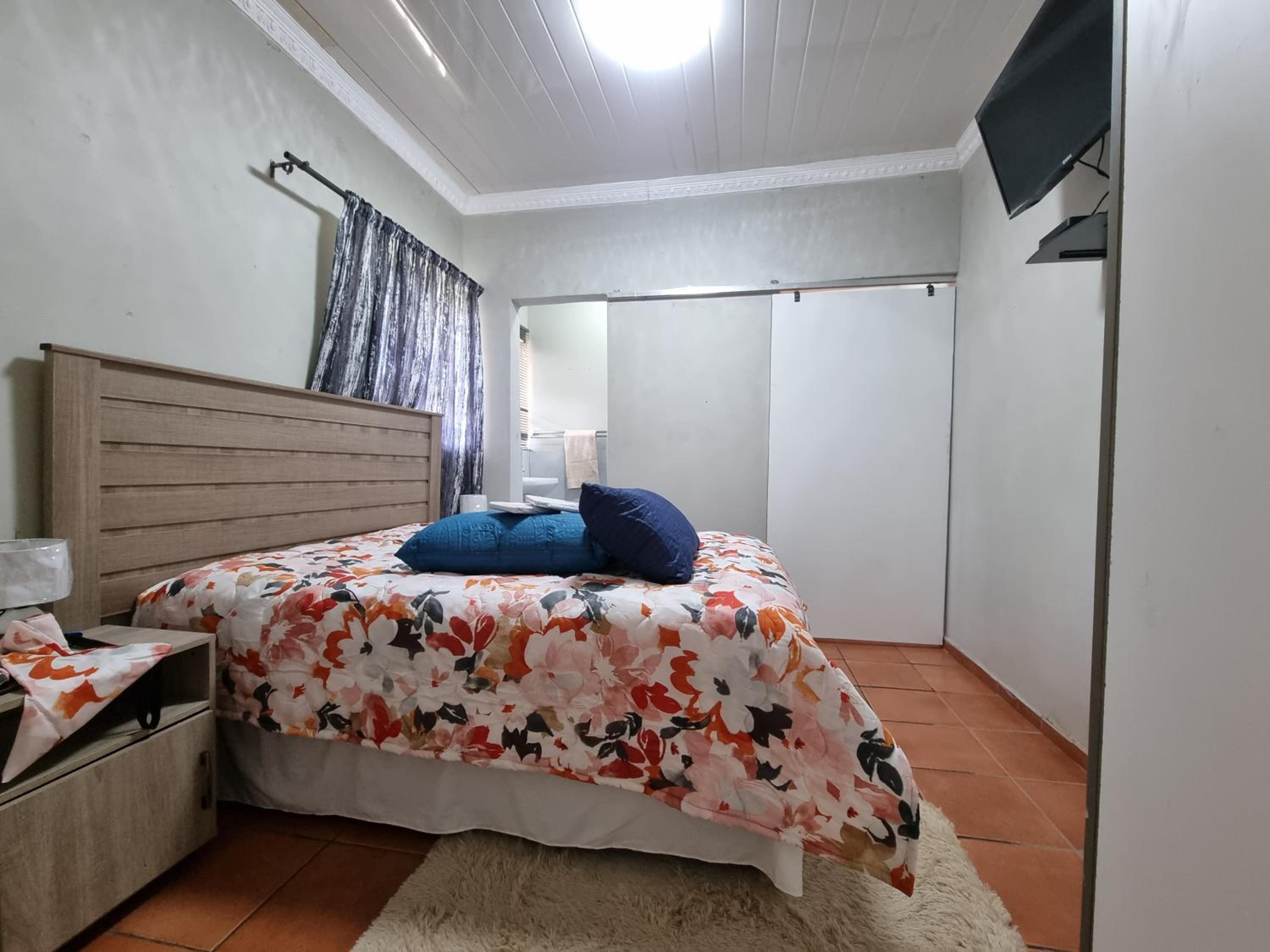 Deluxe Queen Suite - Photo 4
