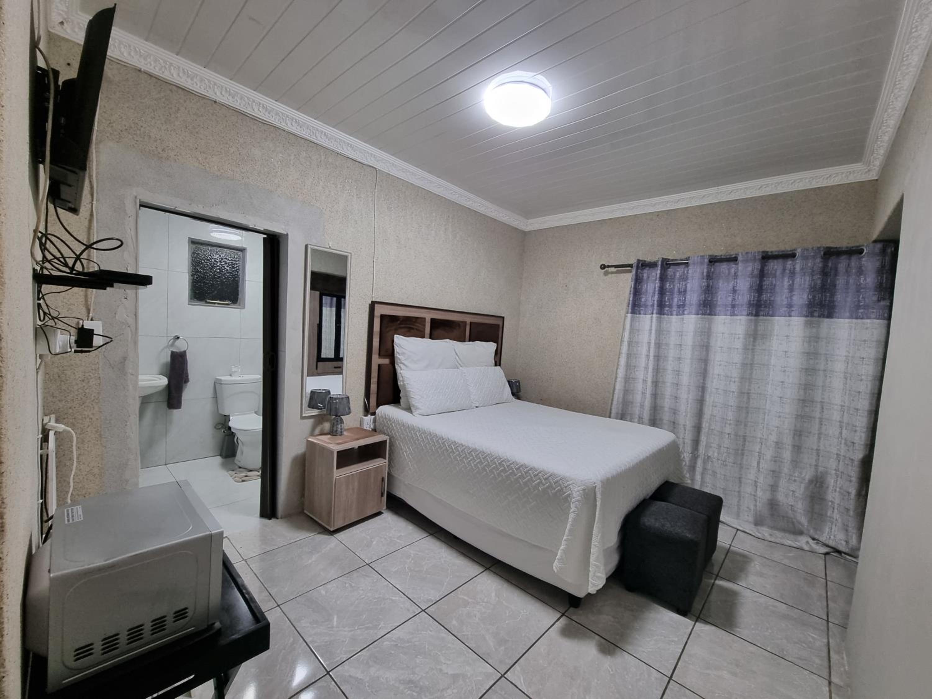 Deluxe Queen Suite - Photo 5
