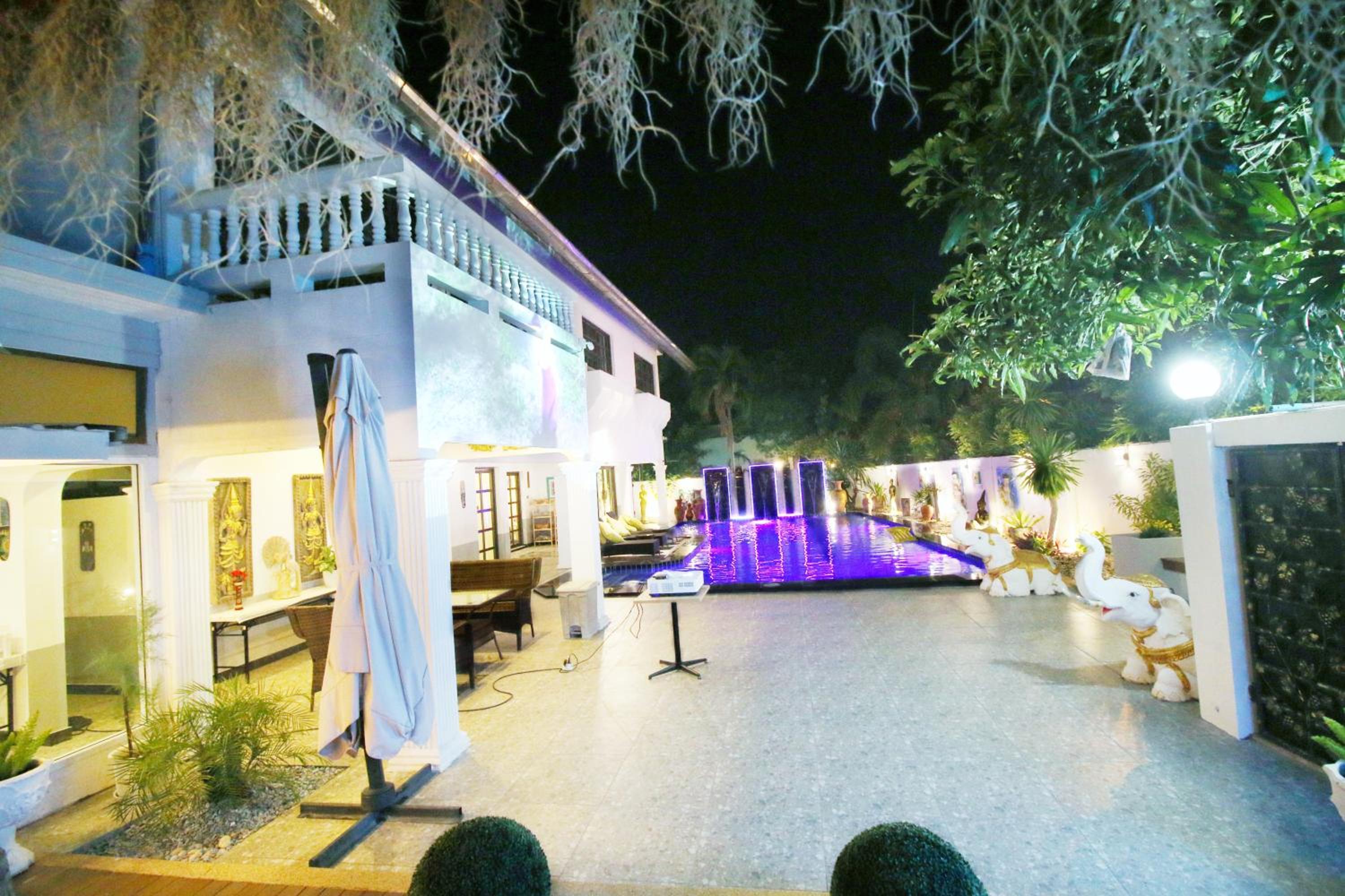 Villa with Garden View - Photo 32