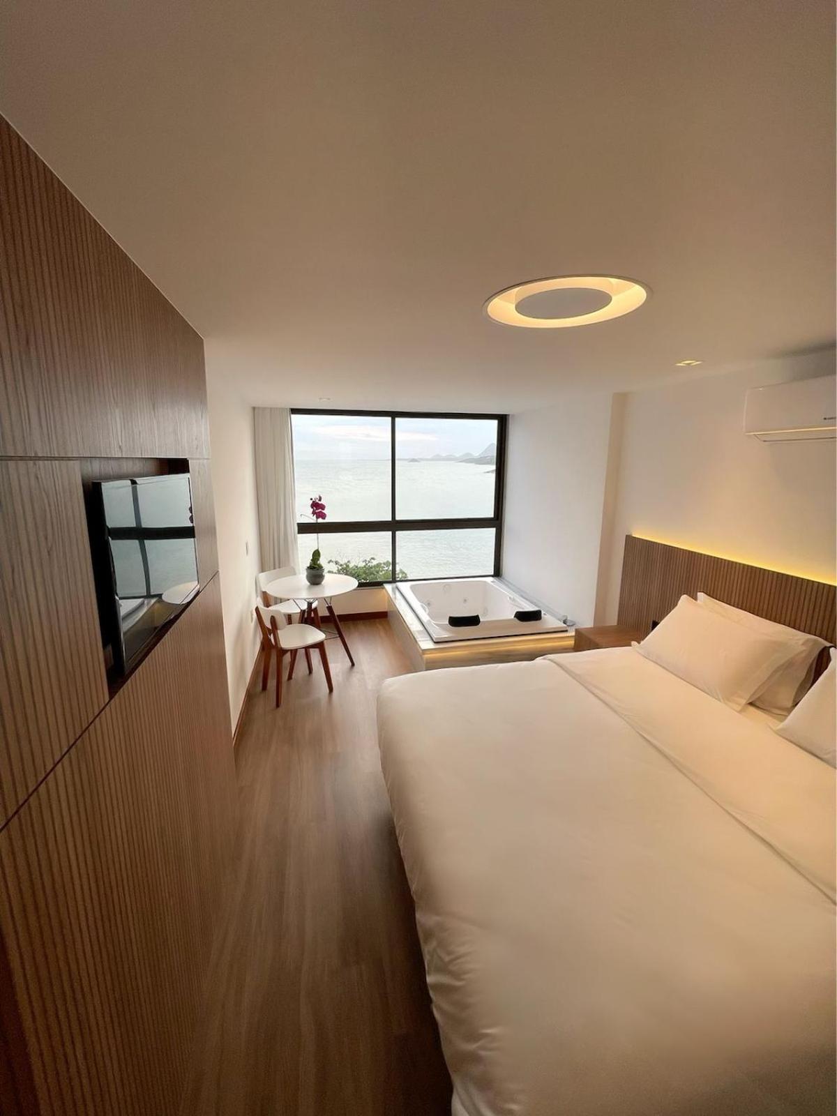Suite with Hot Tub photo 3