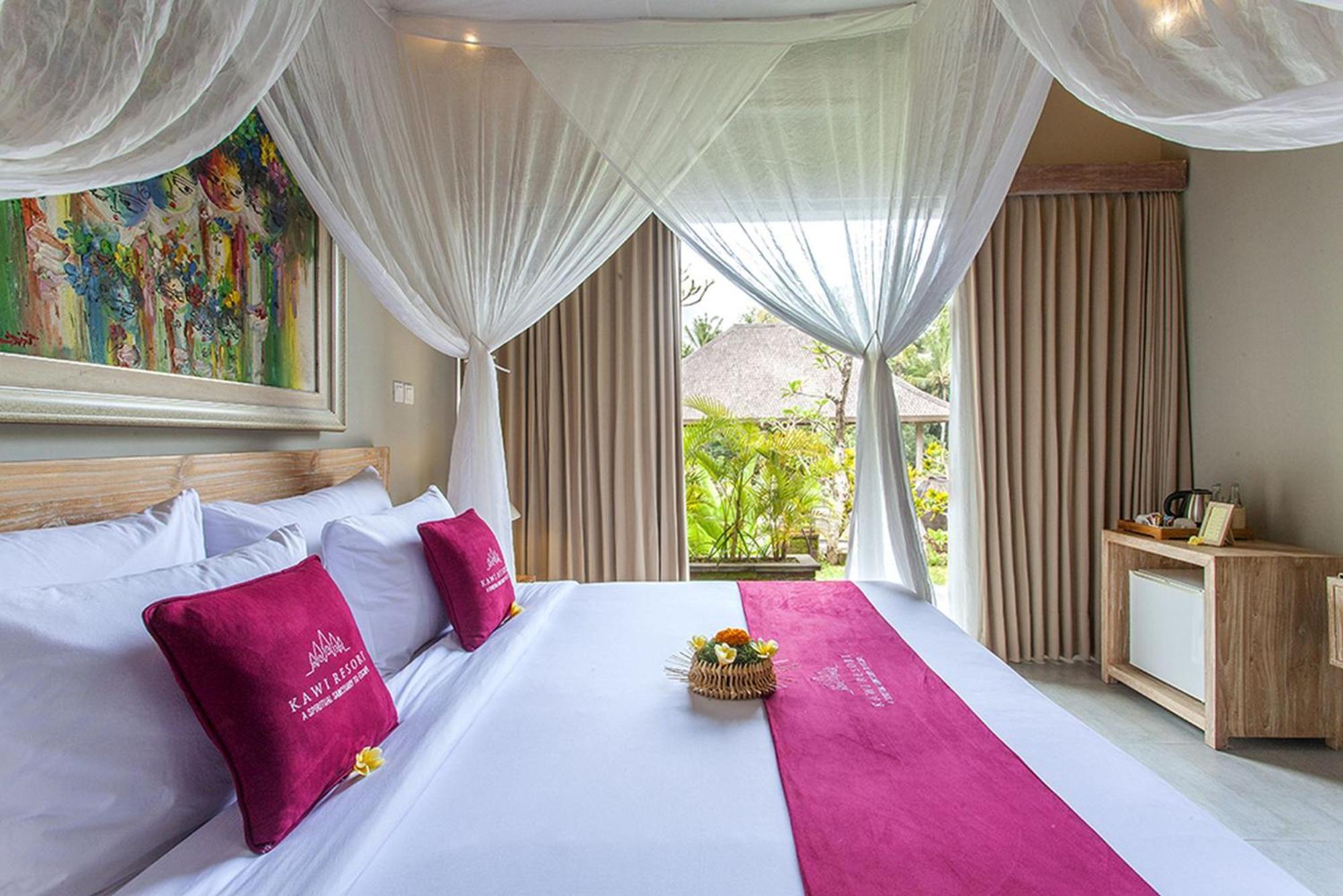 Suite with Pool Access and Free Benefit - Photo 4