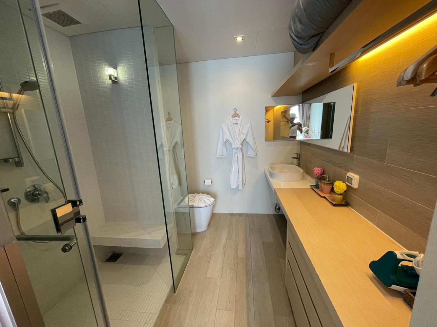 Deluxe Double Room with Side Sea View - Photo 10