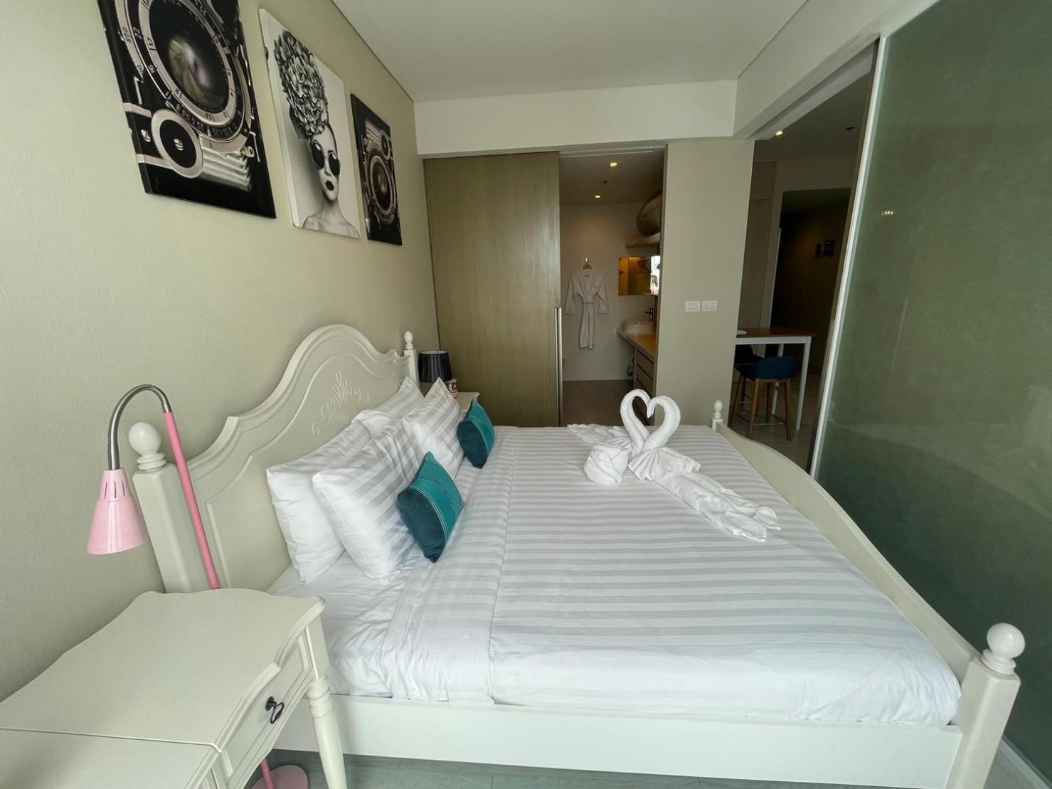 Deluxe Double Room with Side Sea View - Photo 2