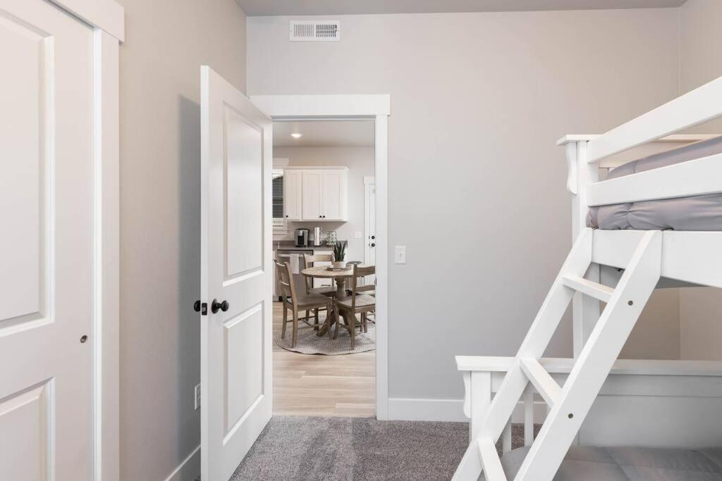 Three-Bedroom House photo 3