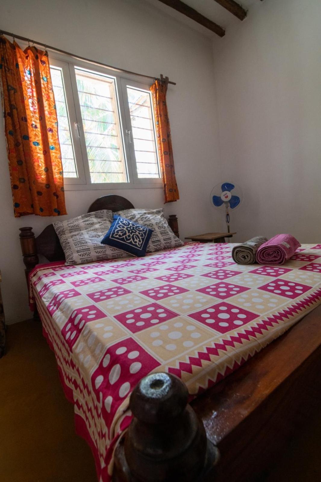 Queen Room photo 2