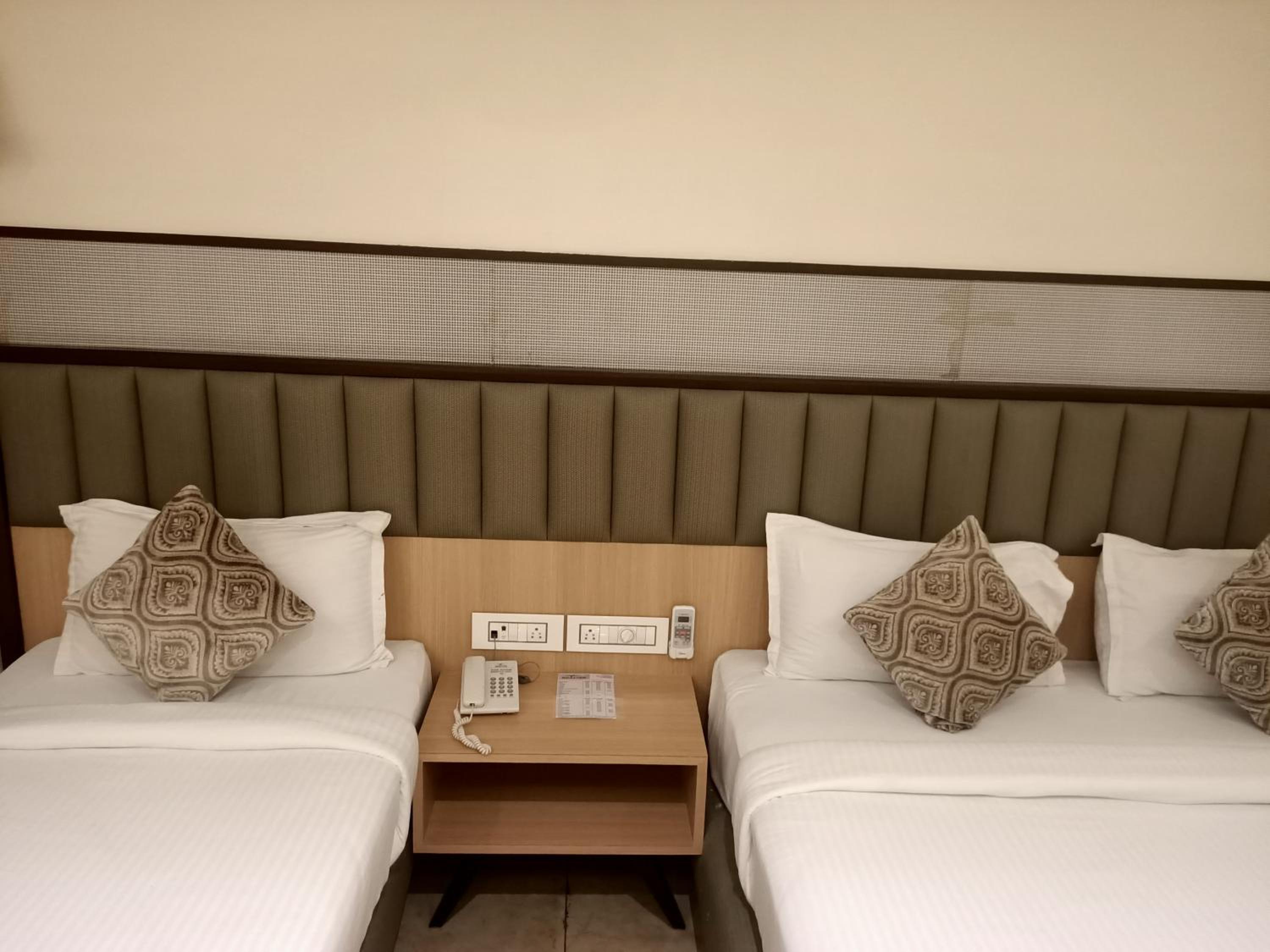 Deluxe Room - Photo 3